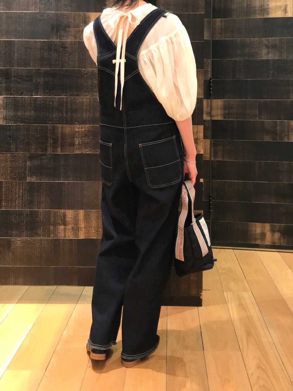 「サロペット、デニムサロペット、ボリューム袖、ブラウス、モノトーン、オトナカジュアル、オトナ女子、シアタープロダクツ(THEATRE PRODUCTS)、フラットシューズ」｜「PUAL CE CINのストレッチデニムサロペット（サロペット/オーバーオール、ブルー系）」を使った、mdt7さん（レディース・164cm）の夏コーディネートの2枚目の写真