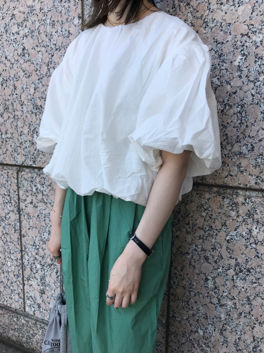 ホワイト系のTシャツ/カットソー、グリーン系のその他パンツを着用したレディースの夏コーディネートの3枚目の写真