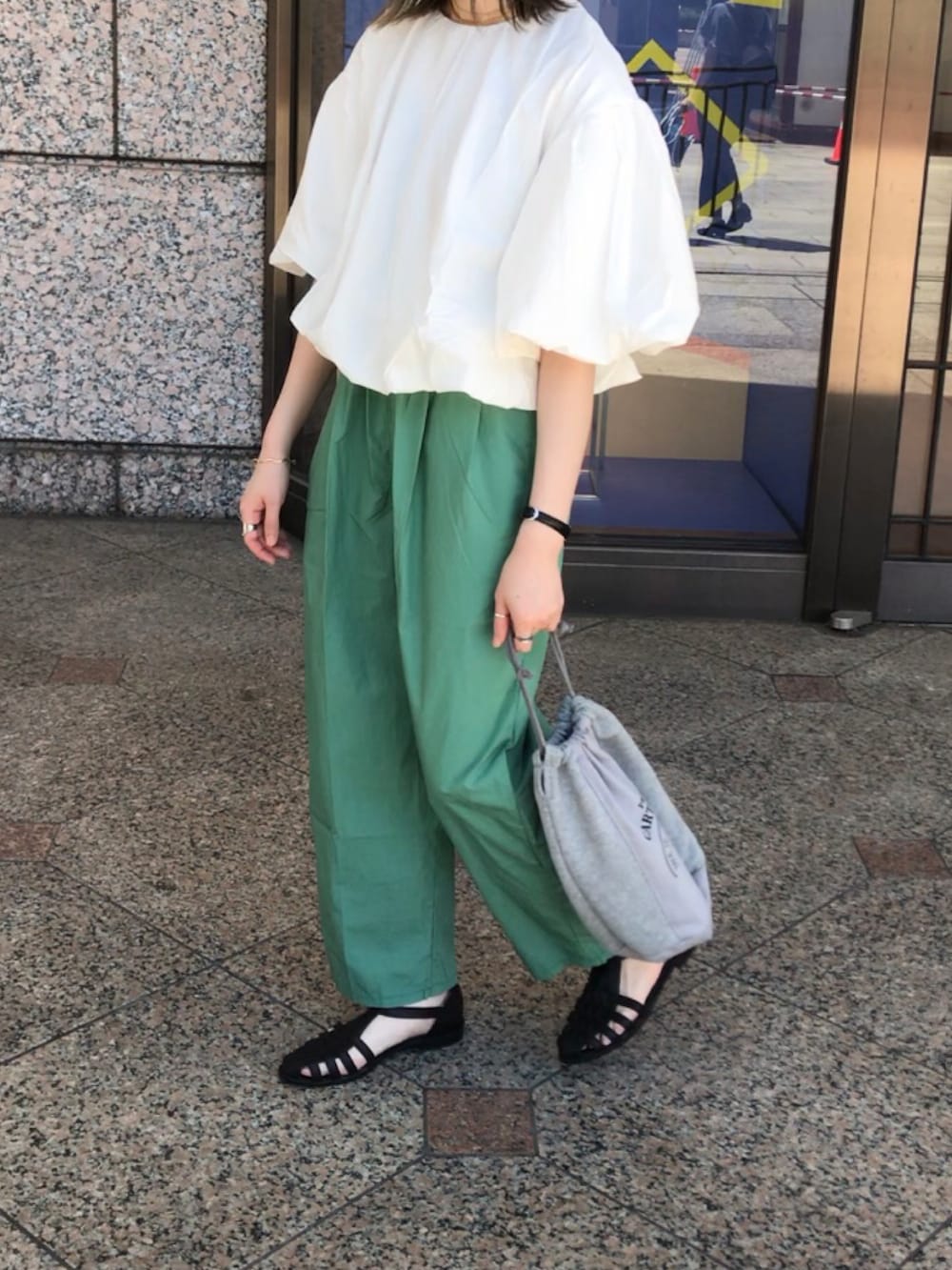 ホワイト系のTシャツ/カットソー、グリーン系のその他パンツを着用したレディースの夏コーディネートの2枚目の写真