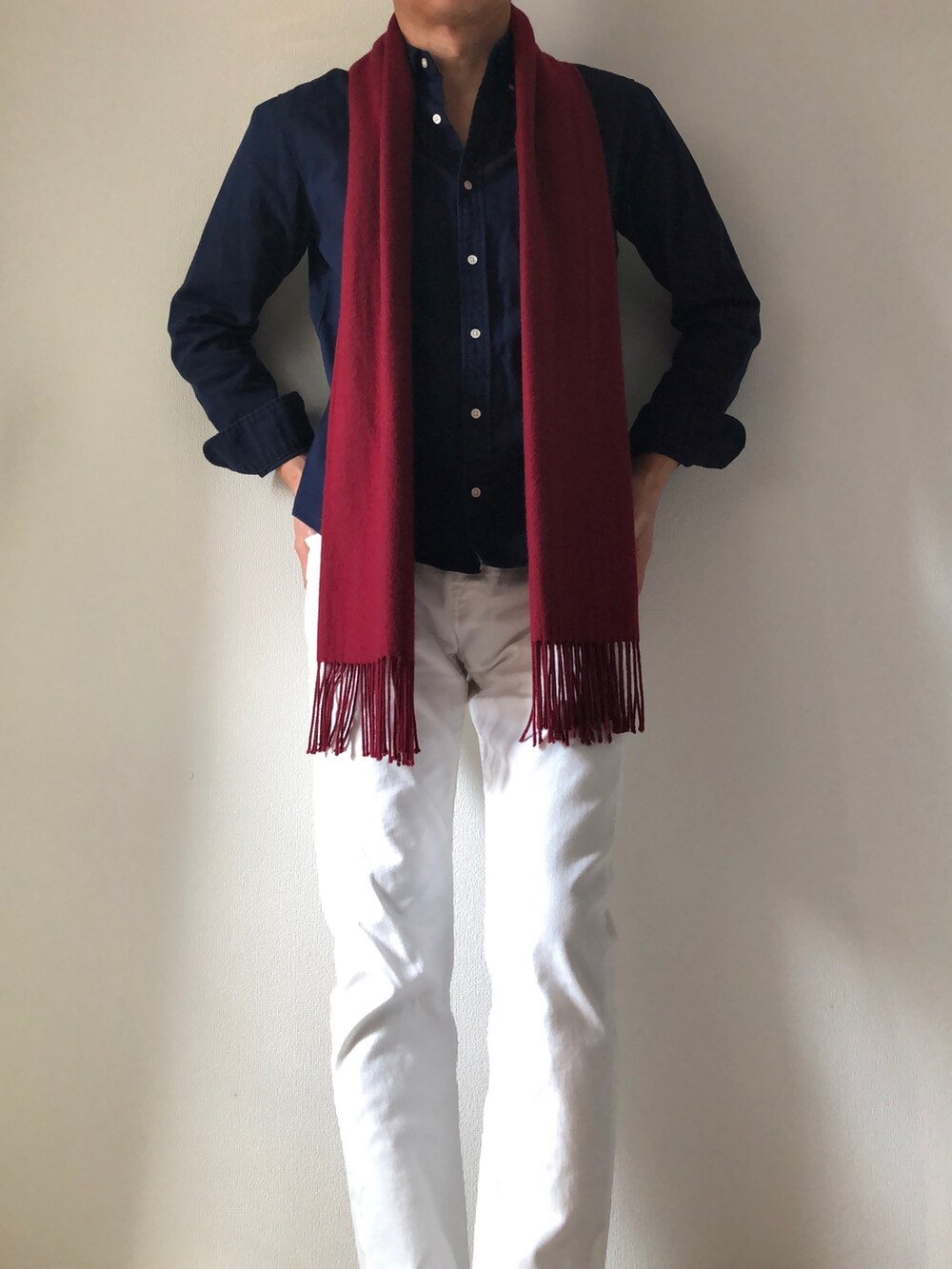 ブルー系のシャツ/ブラウス、ホワイト系のデニムパンツ、ブラック系のモカシン/デッキシューズを着用したメンズの冬コーディネートの2枚目の写真