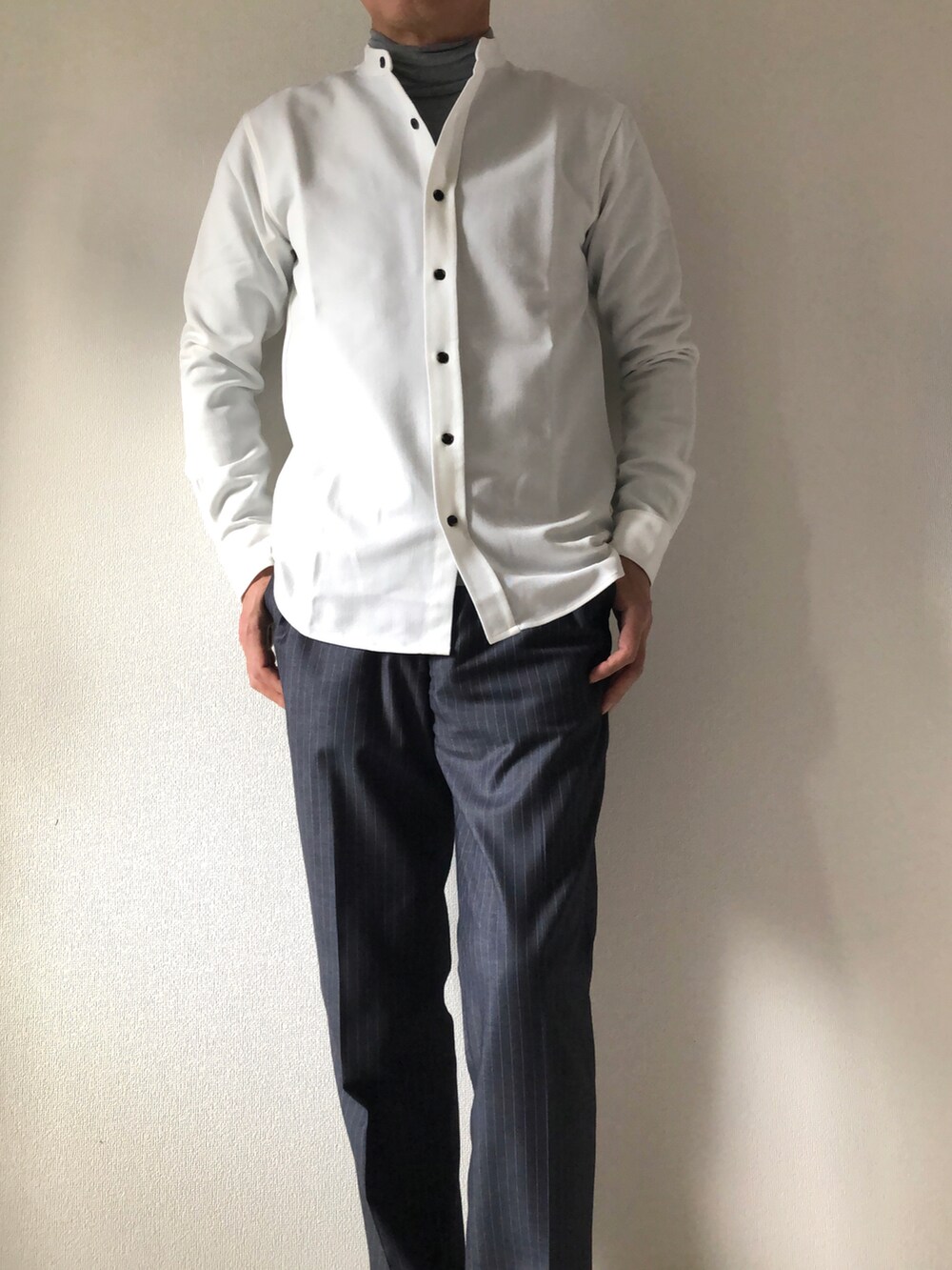 ホワイト系のシャツ/ブラウス、グレー系のTシャツ/カットソー、ブルー系のテーラードジャケットを着用したメンズの冬コーディネートの2枚目の写真