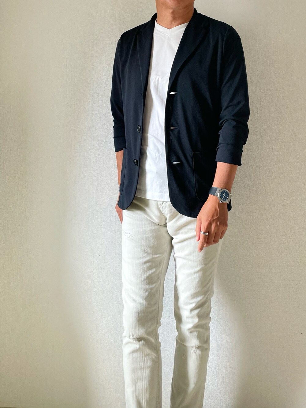 ホワイト系のデニムパンツ、ブラック系のテーラードジャケットを着用したメンズの夏コーディネートの2枚目の写真