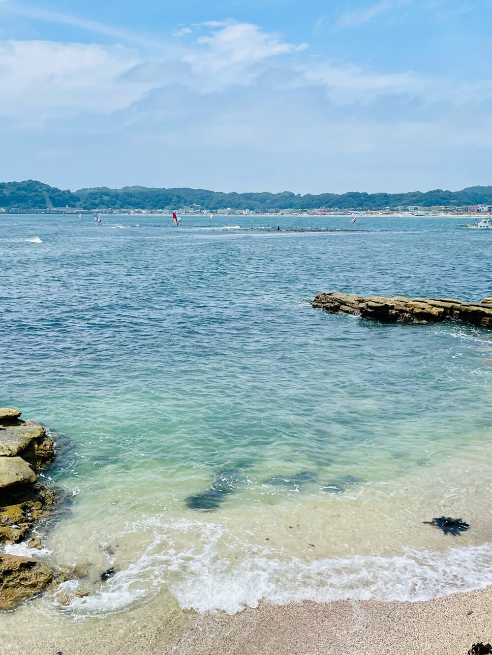 グレー系のニット/セーター、ブルー系のその他パンツ、ブルー系のスリッポンを着用したメンズの夏コーディネートの2枚目の写真