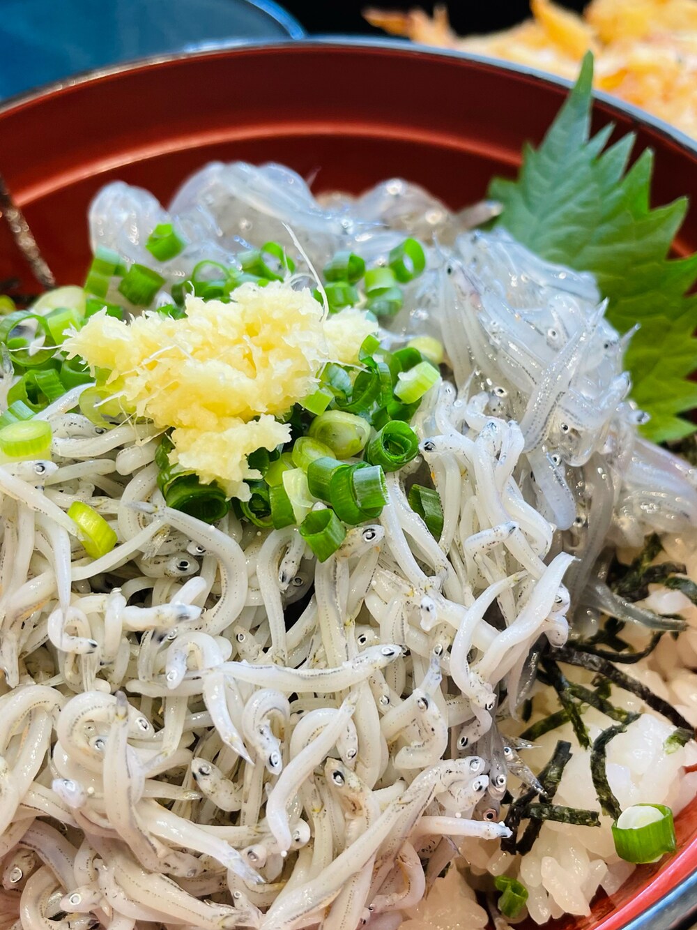 ブルー系のシャツ/ブラウス、グレー系のその他パンツ、ブラック系のサンダルを着用したメンズの秋コーディネートの3枚目の写真