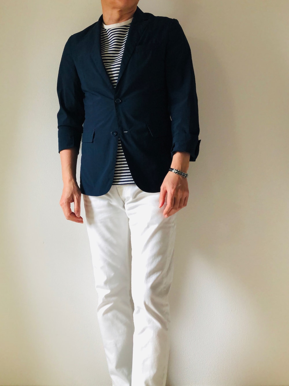 ブルー系のテーラードジャケット、ブルー系のTシャツ/カットソー、ホワイト系のデニムパンツを着用したメンズの春コーディネートの2枚目の写真