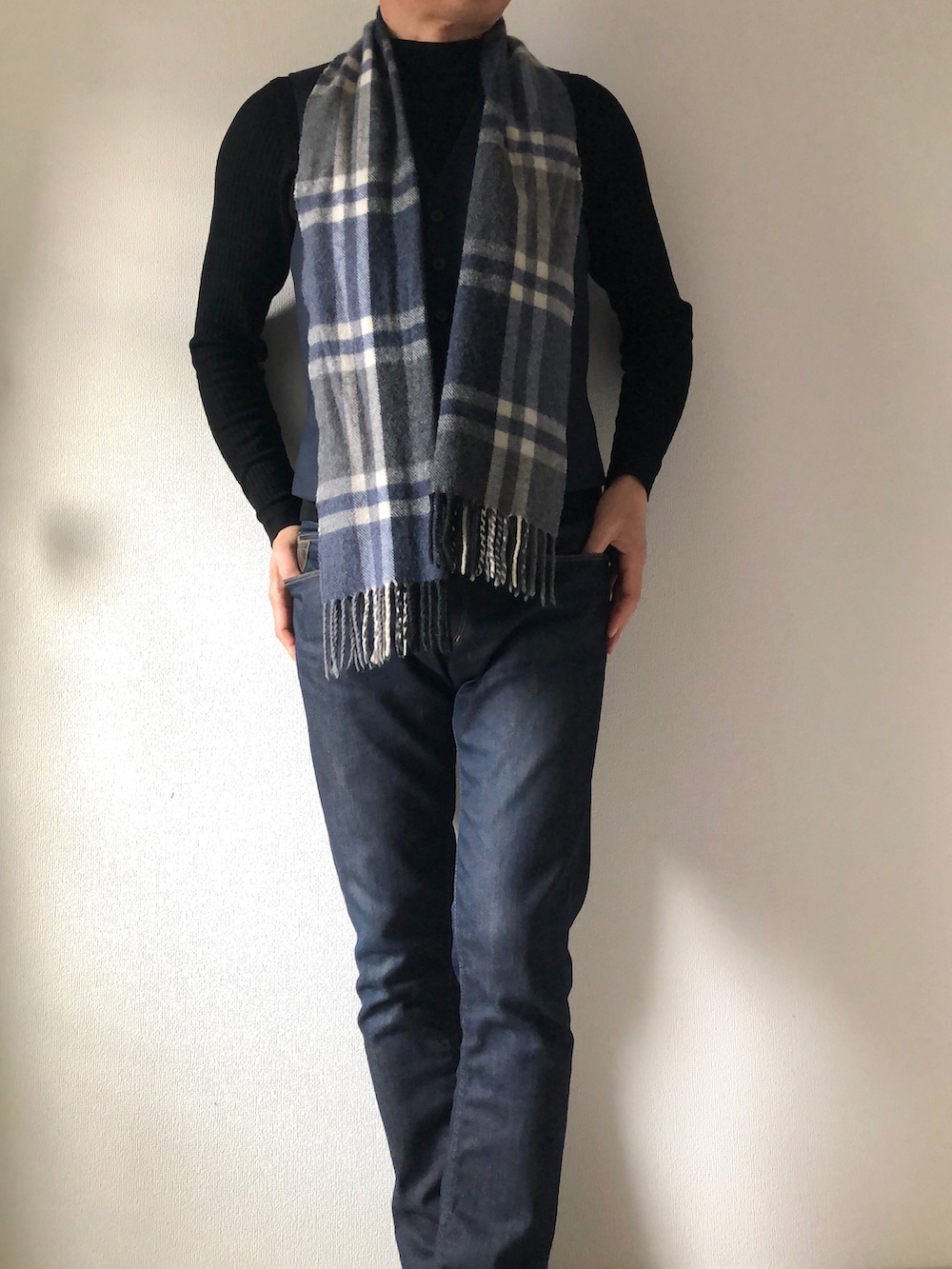 ブルー系のデニムパンツ、ブルー系のテーラードジャケット、ブラック系のニット/セーターを着用したメンズの冬コーディネートの3枚目の写真