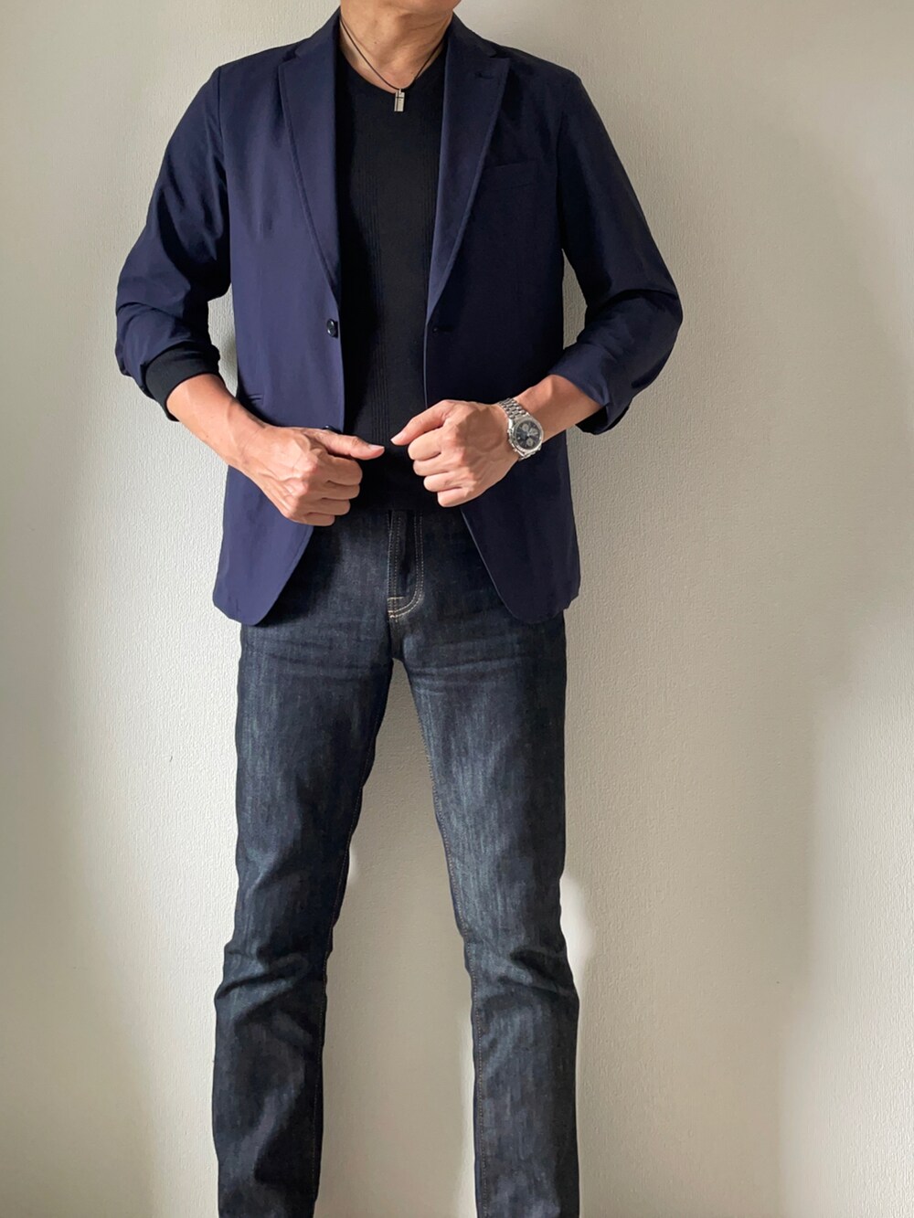 ブルー系のテーラードジャケット、ブラック系のTシャツ/カットソー、ブルー系のデニムパンツを着用したメンズの夏コーディネートの2枚目の写真
