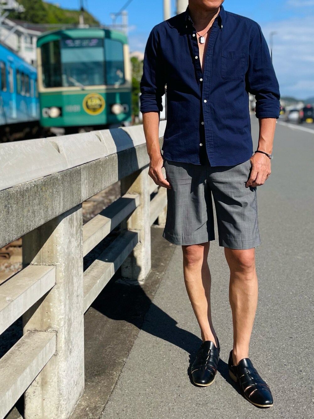 ブルー系のシャツ/ブラウス、グレー系のその他パンツ、ブラック系のサンダルを着用したメンズの秋コーディネートの2枚目の写真