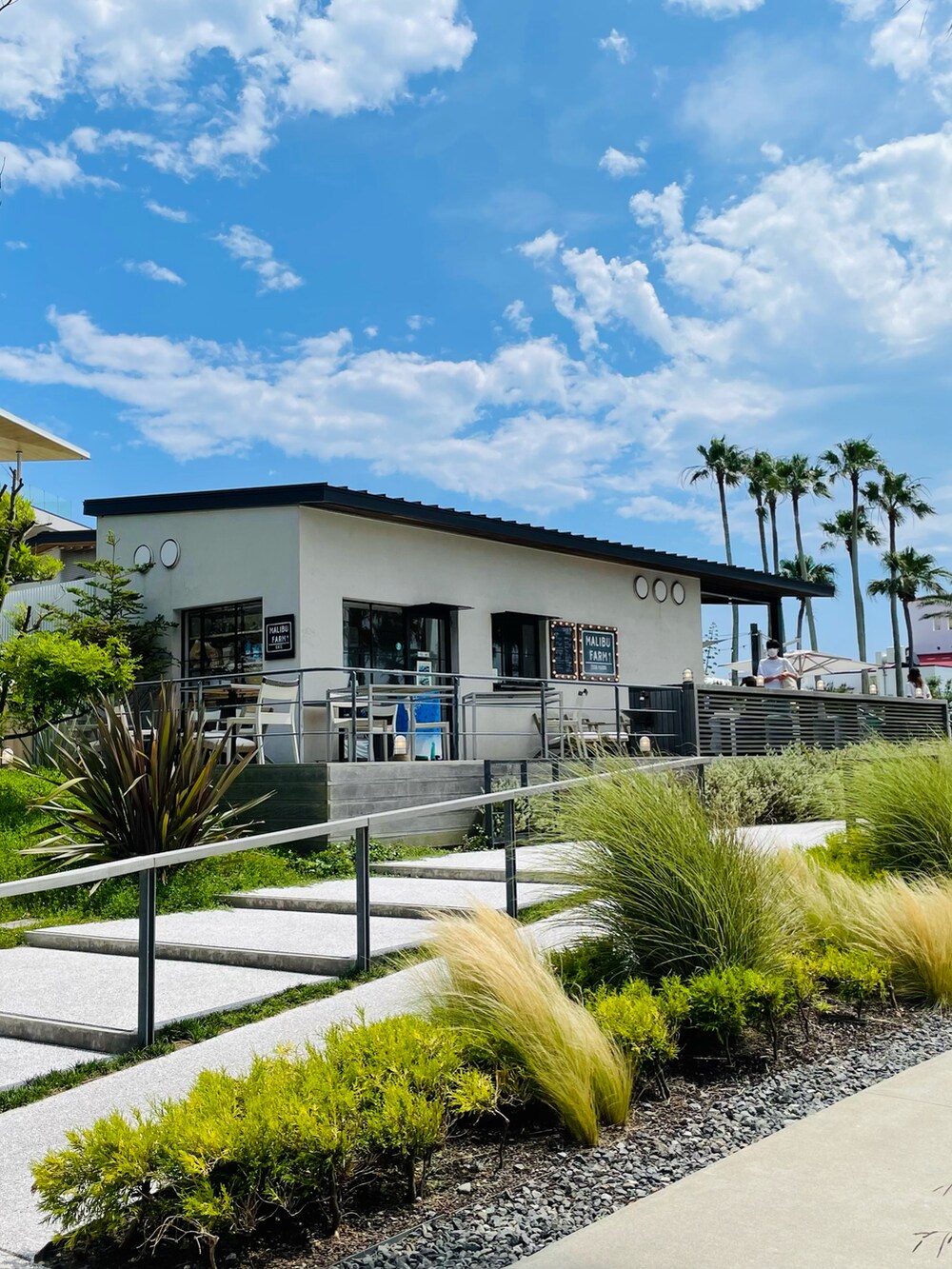 ホワイト系のTシャツ/カットソー、ブルー系のその他パンツを着用したメンズの夏コーディネートの2枚目の写真