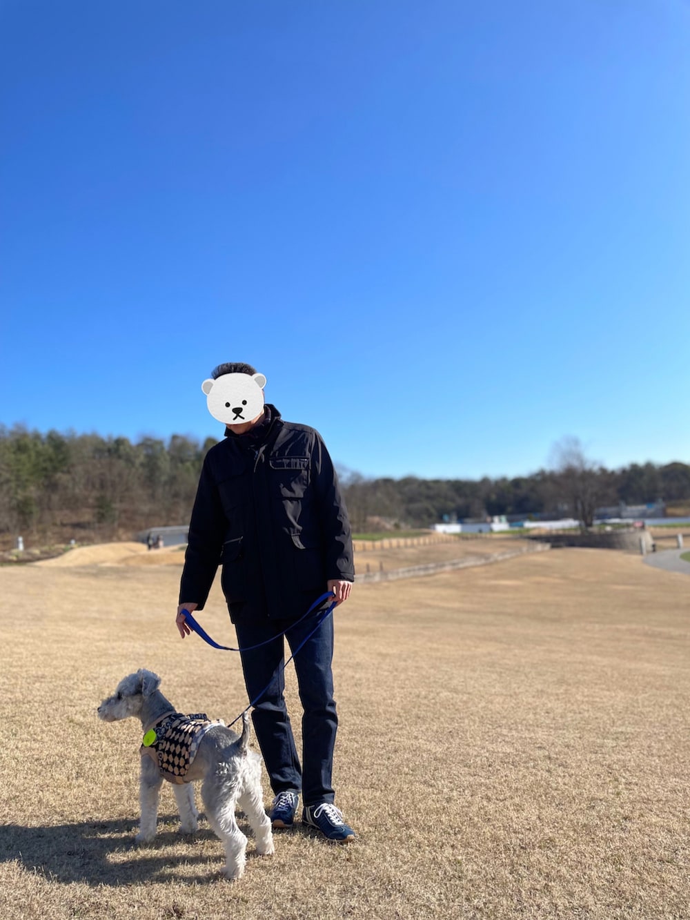 ブラック系のダウンジャケット/コート、ブルー系のデニムパンツ、ブルー系のスニーカーを着用したメンズの冬コーディネートの2枚目の写真
