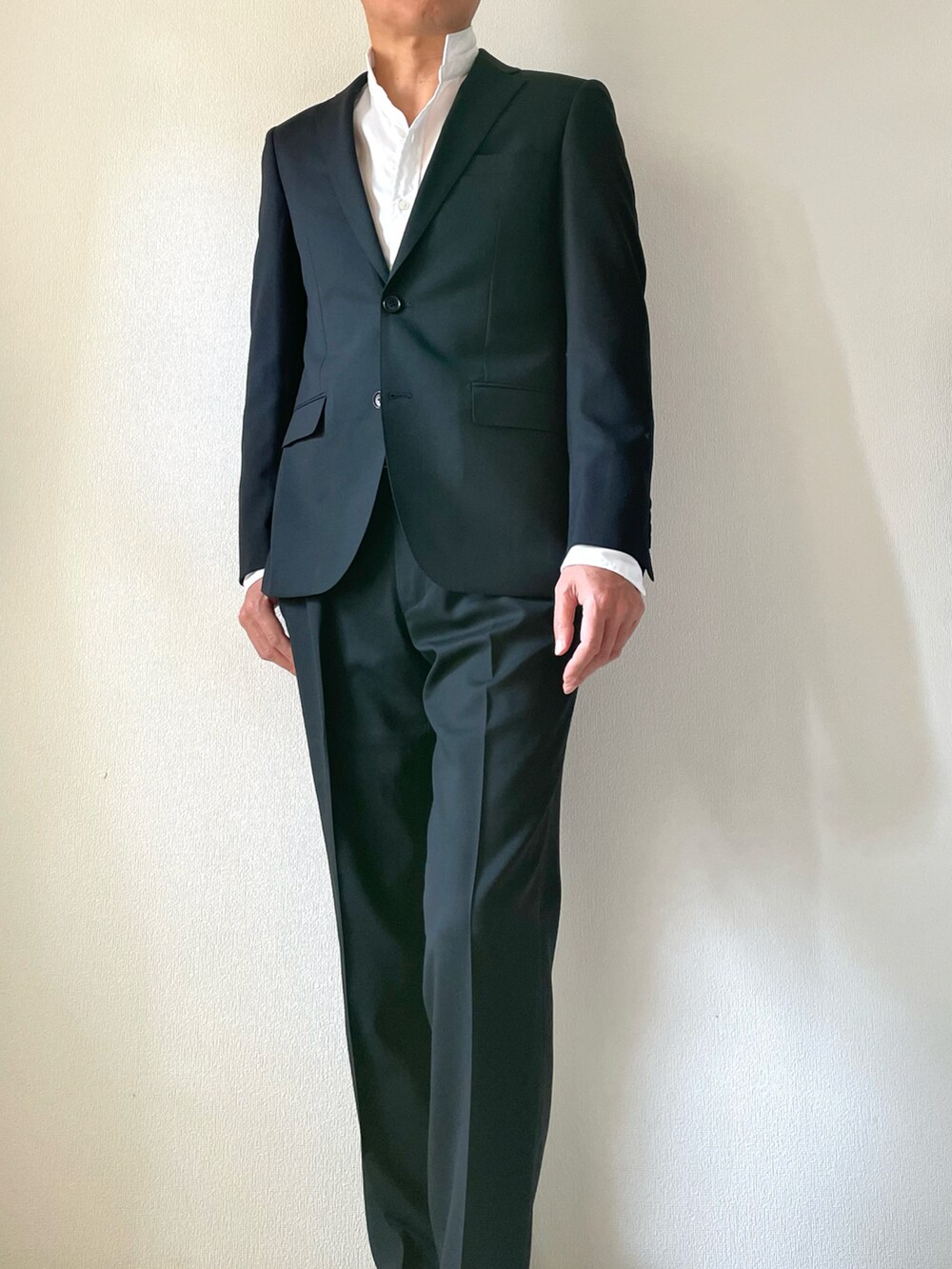 ホワイト系のシャツ/ブラウス、ブラック系のスーツセット、ブラック系のブーツを着用したメンズの冬コーディネートの2枚目の写真