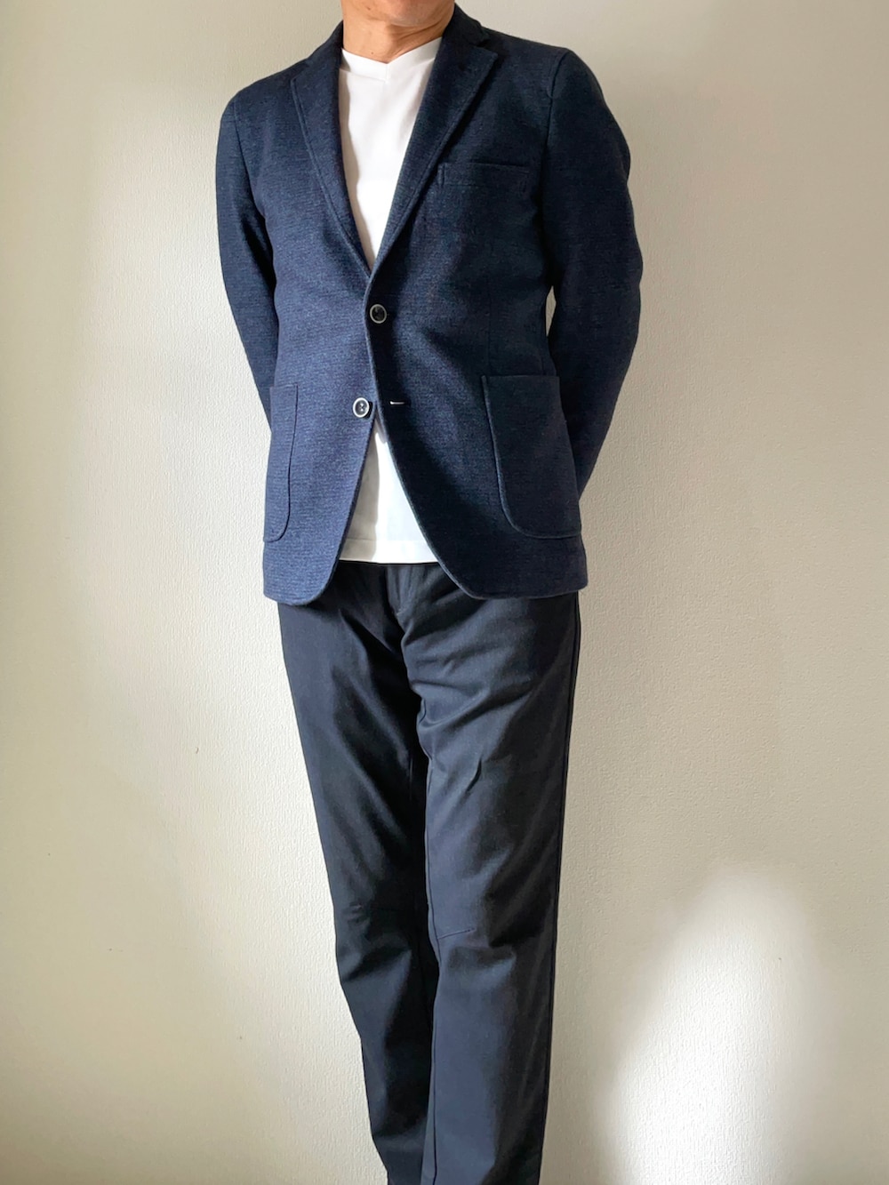 ブルー系のテーラードジャケット、ホワイト系のTシャツ/カットソー、ブラック系のその他パンツを着用したメンズの夏コーディネートの2枚目の写真