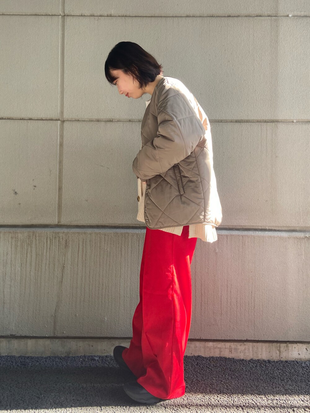 ブラウン系のその他アウター、ベージュ系のカーディガン/ボレロ、その他のTシャツ/カットソーを着用したレディースの冬コーディネートの2枚目の写真