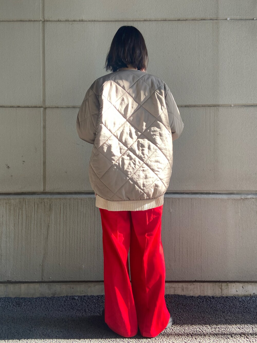 ブラウン系のその他アウター、ベージュ系のカーディガン/ボレロ、その他のTシャツ/カットソーを着用したレディースの冬コーディネートの3枚目の写真