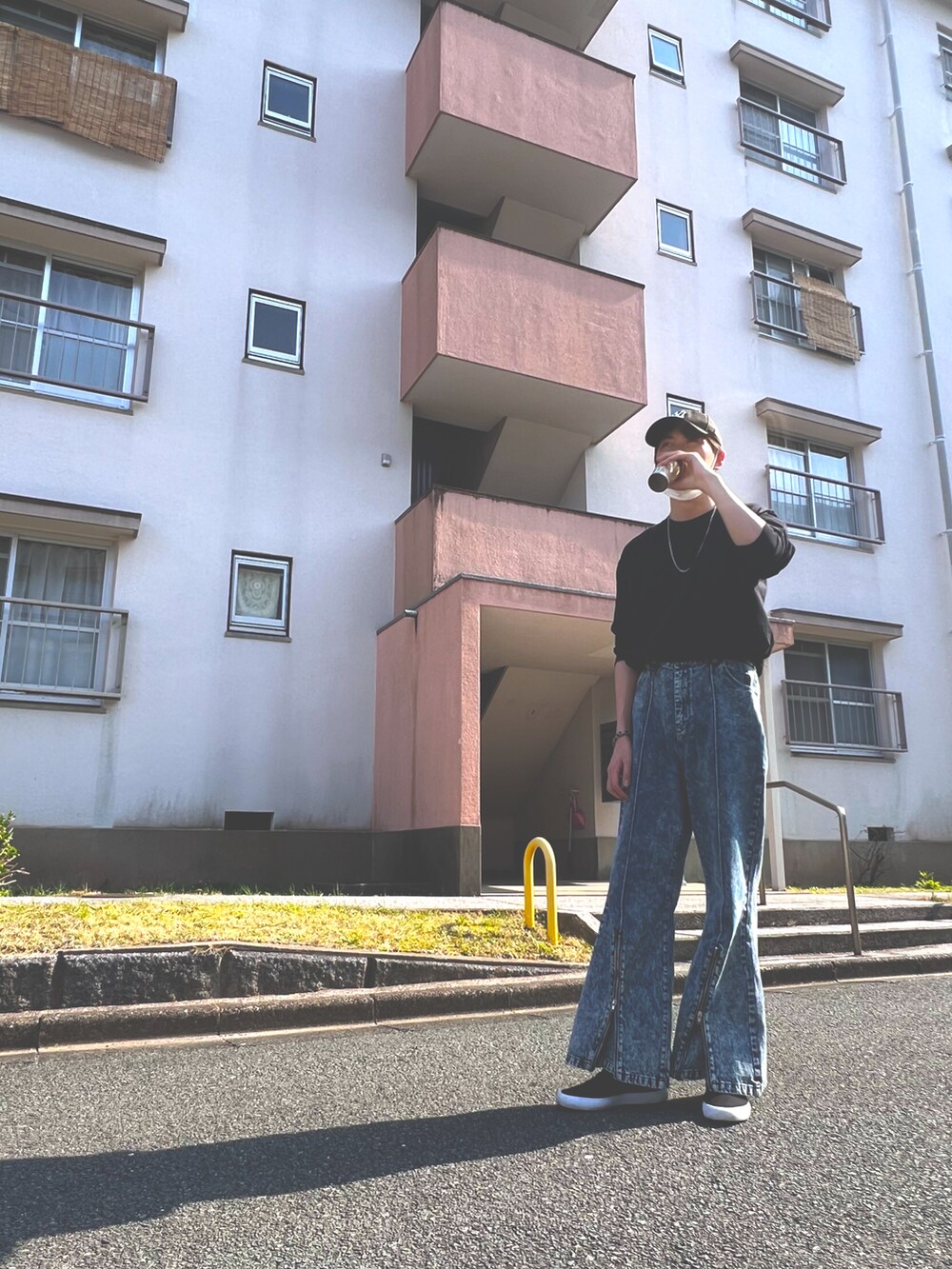 「GUのアイテム（Tシャツ/カットソー、ブラック系）」を使った、shin1567さん（メンズ・183cm）の春コーディネートの2枚目の写真