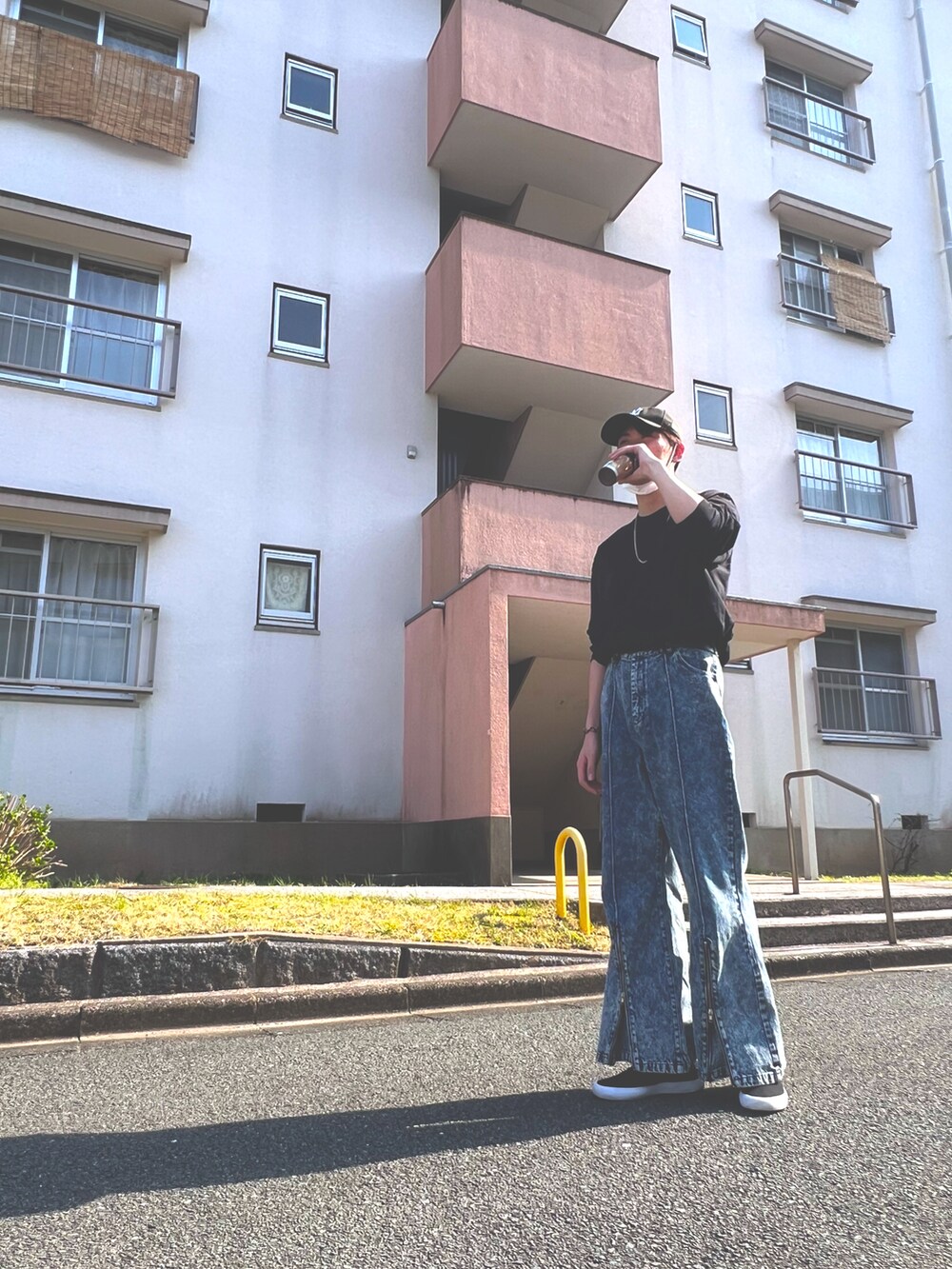 「GUのアイテム（Tシャツ/カットソー、ブラック系）」を使った、shin1567さん（メンズ・183cm）の春コーディネートの3枚目の写真