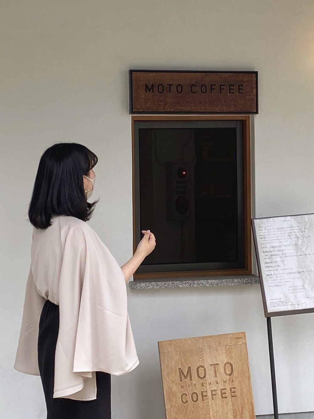 ベージュ系のシャツ/ブラウス、ゴールド系のピアス（両耳用）を着用したレディースの秋コーディネートの2枚目の写真