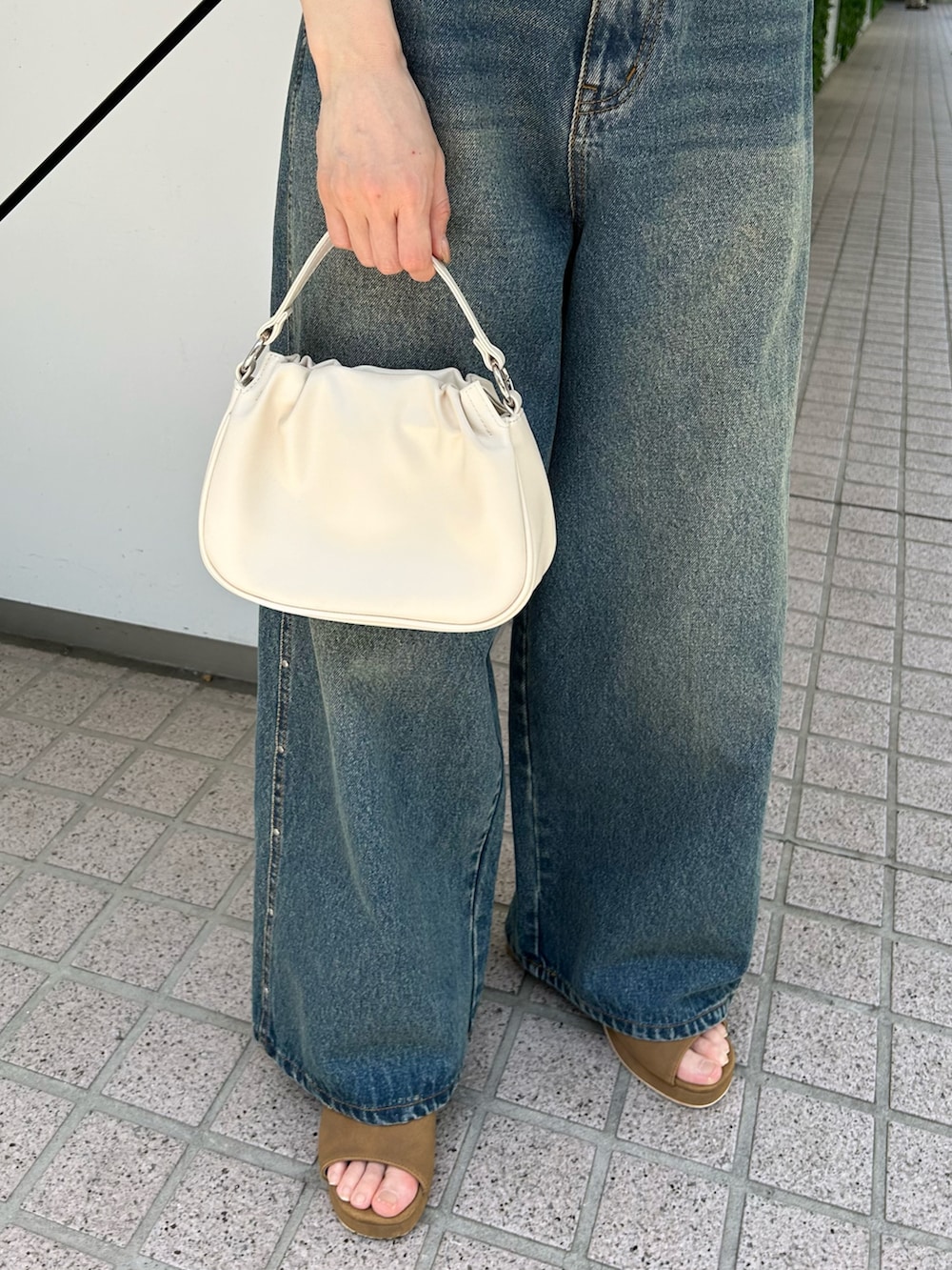 ホワイト系のシャツ/ブラウス、ブルー系のデニムパンツ、ベージュ系のサンダルを着用したレディースの春コーディネートの5枚目の写真