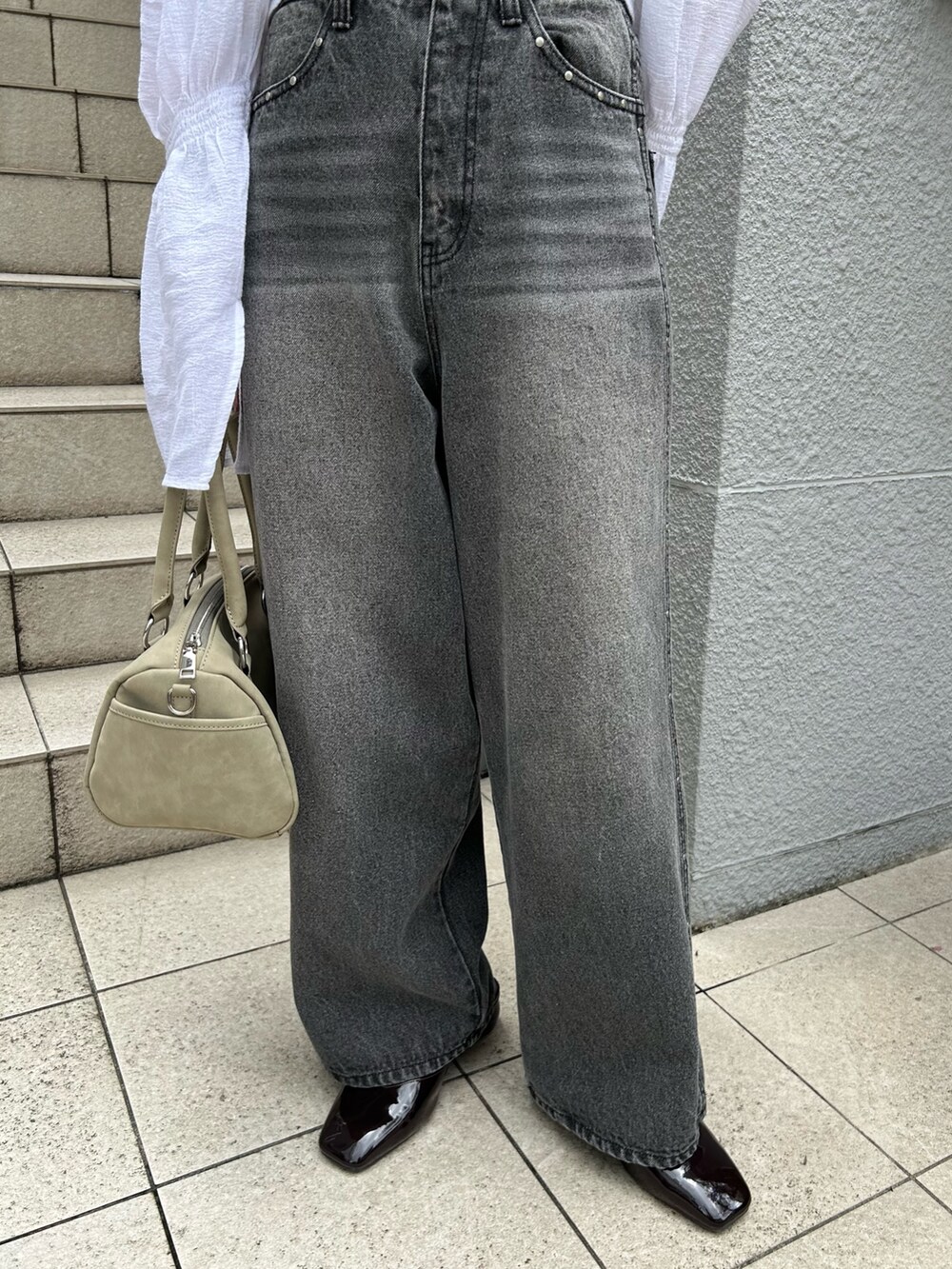 ホワイト系のカーディガン/ボレロ、ブラック系のデニムパンツ、グリーン系のボストンバッグを着用したレディースの夏コーディネートの5枚目の写真