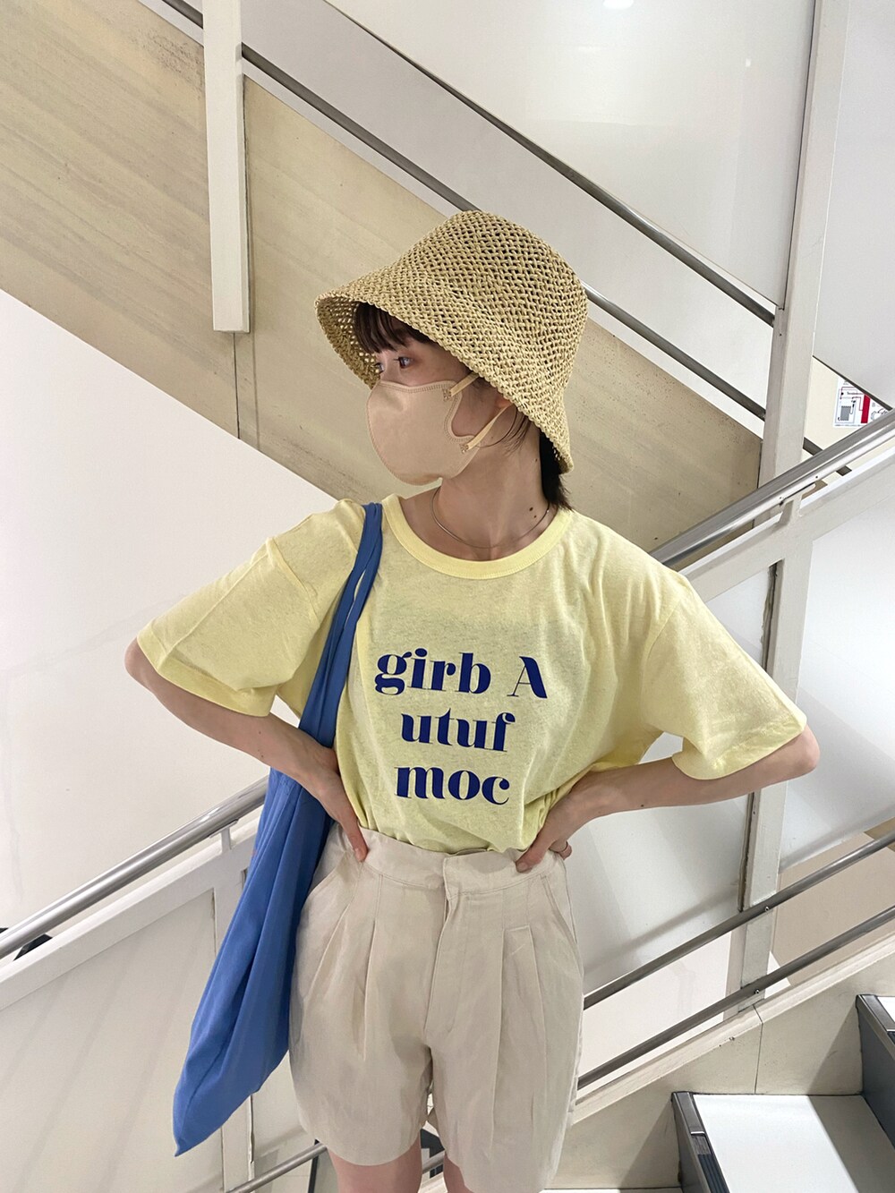 イエロー系のTシャツ/カットソー、ブルー系のトートバッグ、ホワイト系のその他パンツを着用したレディースの夏コーディネートの2枚目の写真