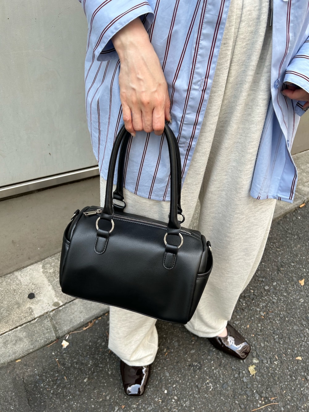 ブルー系のシャツ/ブラウス、ホワイト系のスウェットパンツ、ブラック系のボストンバッグを着用したレディースの夏コーディネートの4枚目の写真