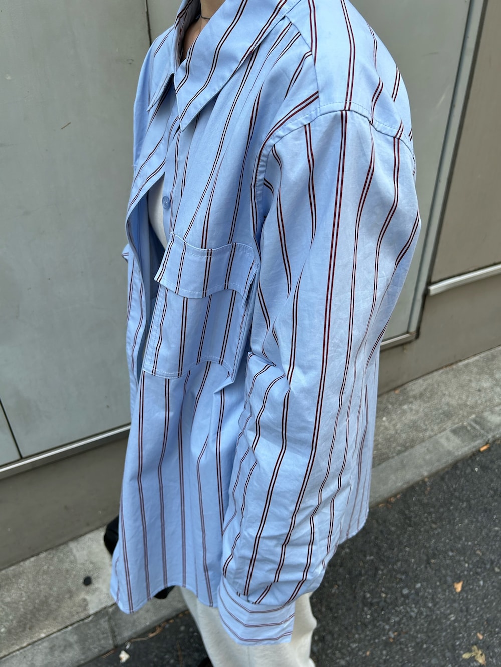 ブルー系のシャツ/ブラウス、ホワイト系のスウェットパンツ、ブラック系のボストンバッグを着用したレディースの夏コーディネートの3枚目の写真
