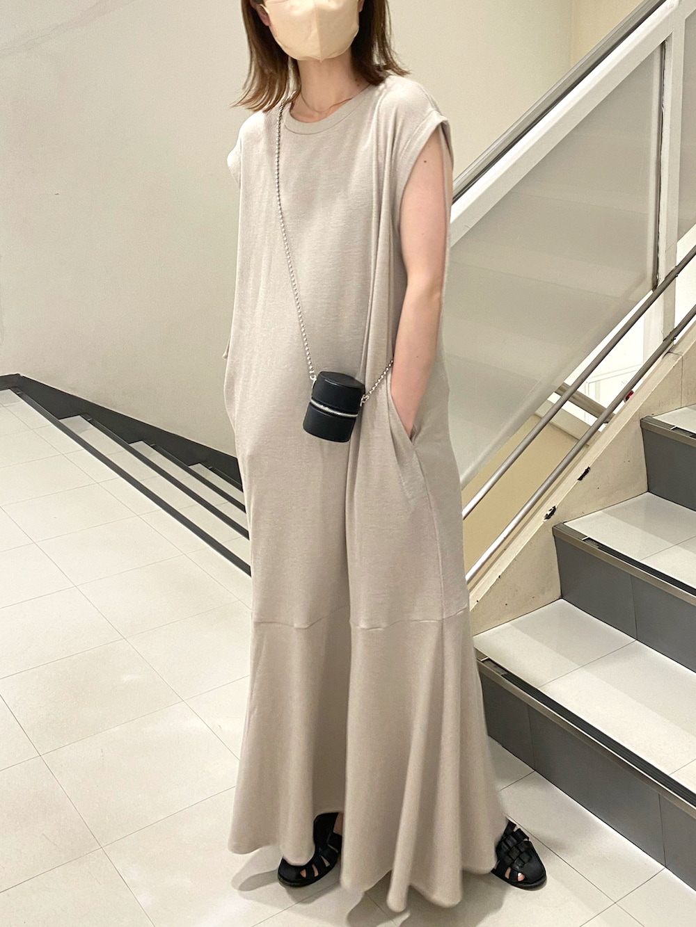 ホワイト系のショルダーバッグ、グレー系のワンピースを着用したレディースの夏コーディネートの4枚目の写真