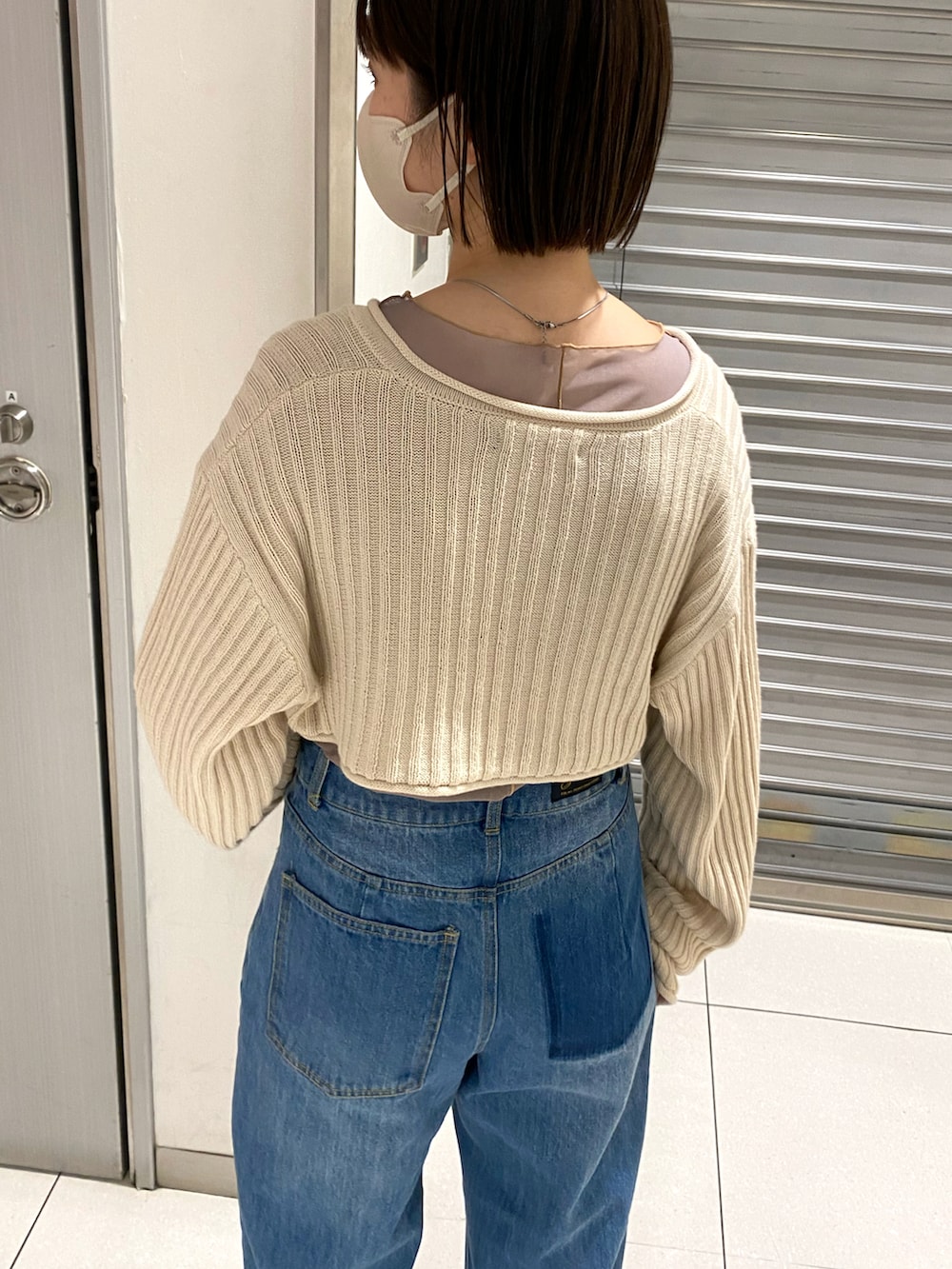 ブルー系のデニムパンツ、ホワイト系のシャツ/ブラウス、ホワイト系のTシャツ/カットソーを着用したレディースの春コーディネートの3枚目の写真