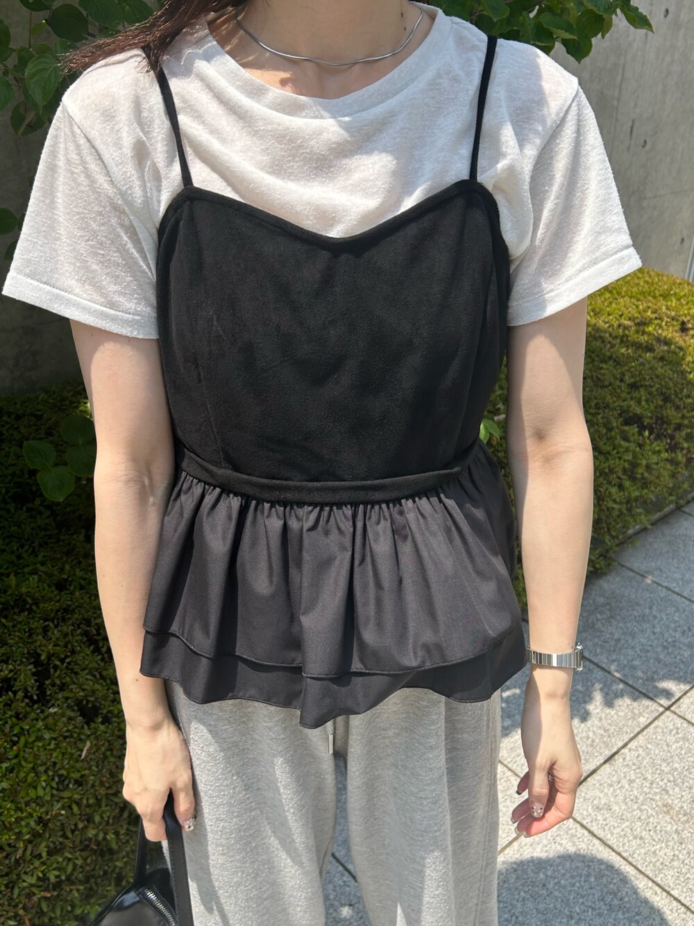 ブラック系のキャミソール、グレー系のスウェットパンツ、ブラック系のショルダーバッグを着用したレディースの夏コーディネートの3枚目の写真