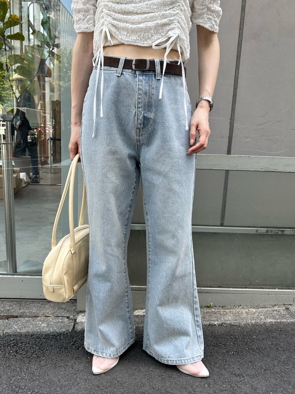 ホワイト系のTシャツ/カットソー、ホワイト系のサンダル、イエロー系のボストンバッグを着用したレディースの夏コーディネートの3枚目の写真