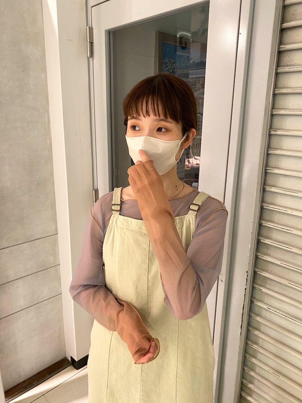 ベージュ系のジャンパースカート、ホワイト系のTシャツ/カットソーを着用したレディースの秋コーディネートの2枚目の写真