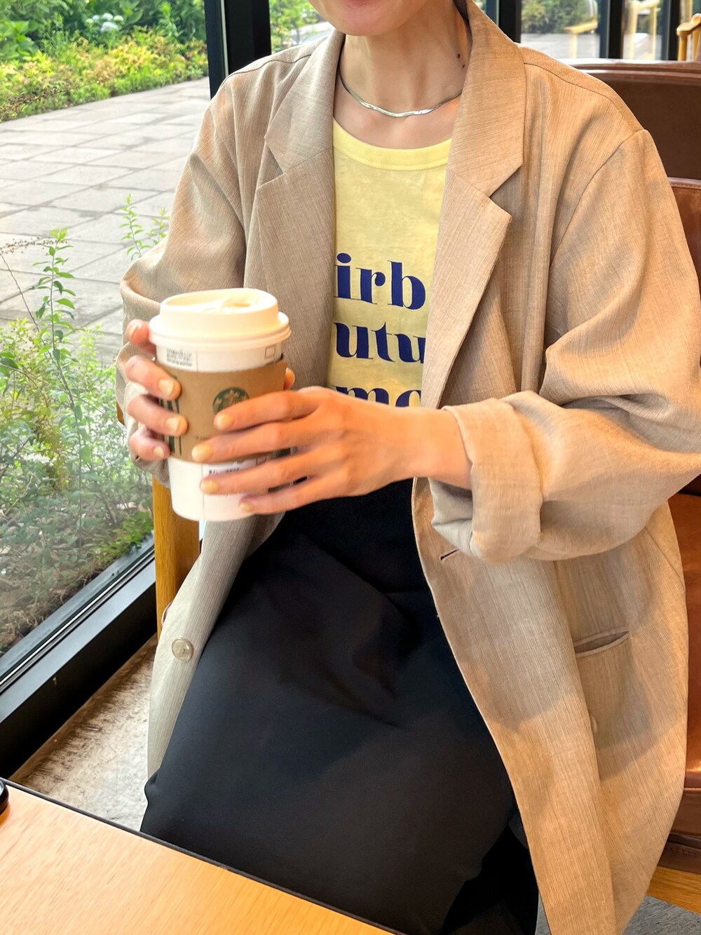 イエロー系のTシャツ/カットソー、グレー系のテーラードジャケットを着用したレディースの夏コーディネートの2枚目の写真