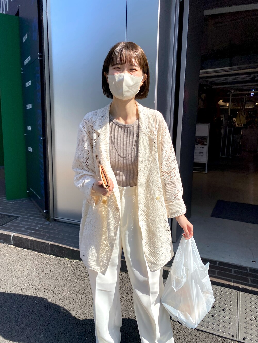 ホワイト系のテーラードジャケットを着用したレディースの春コーディネートの2枚目の写真