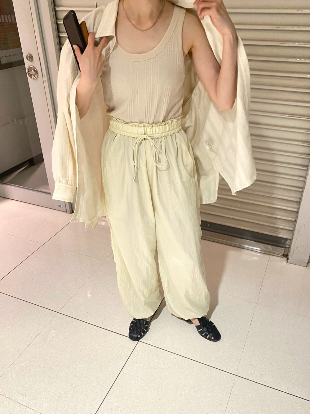 ホワイト系のカーゴパンツ、ホワイト系のシャツ/ブラウスを着用したレディースの夏コーディネートの2枚目の写真