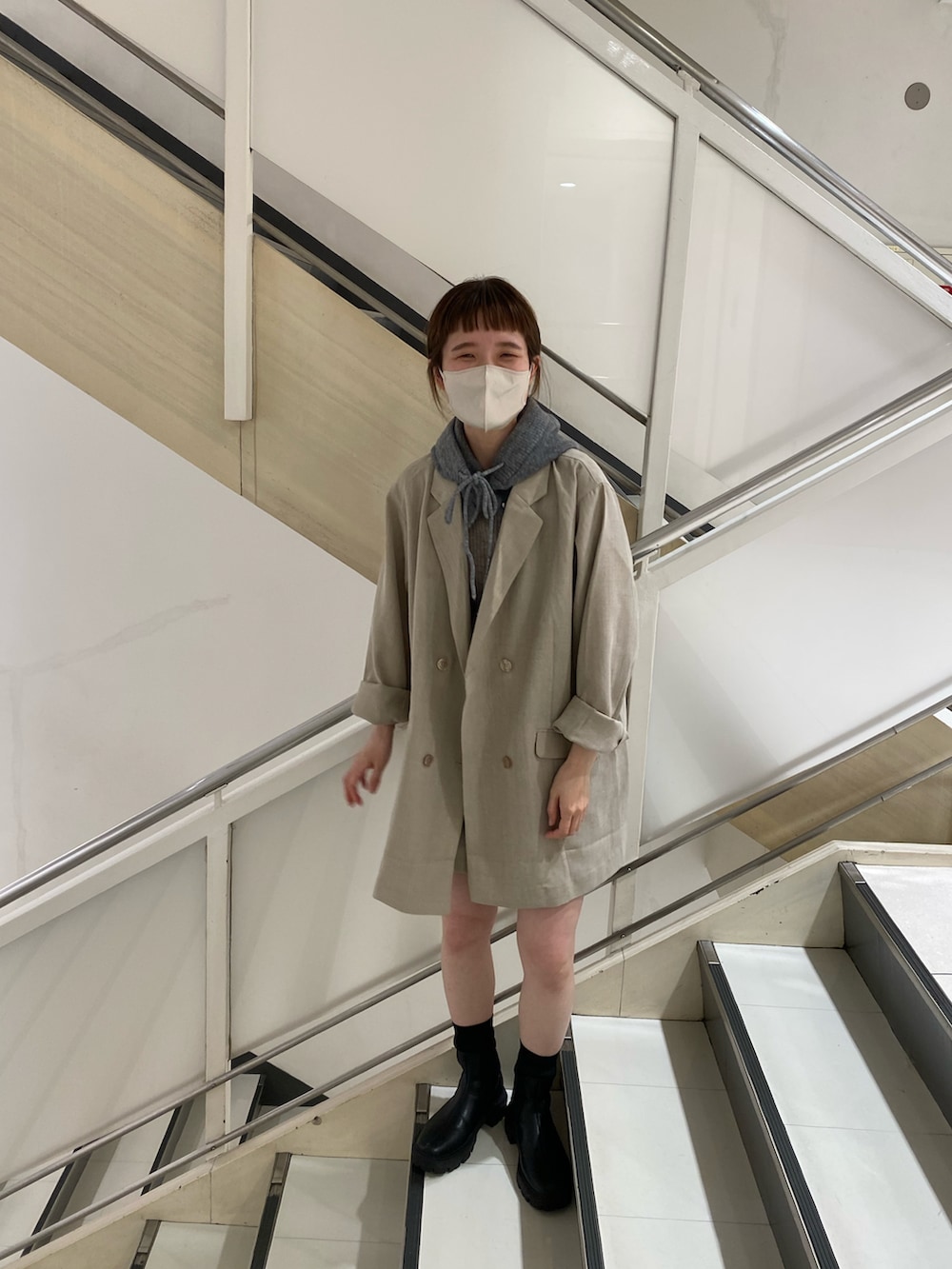 グレー系のテーラードジャケットを着用したレディースの秋コーディネートの2枚目の写真