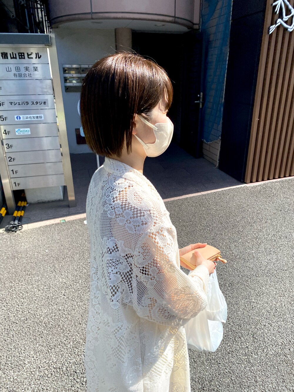 ホワイト系のテーラードジャケットを着用したレディースの春コーディネートの3枚目の写真