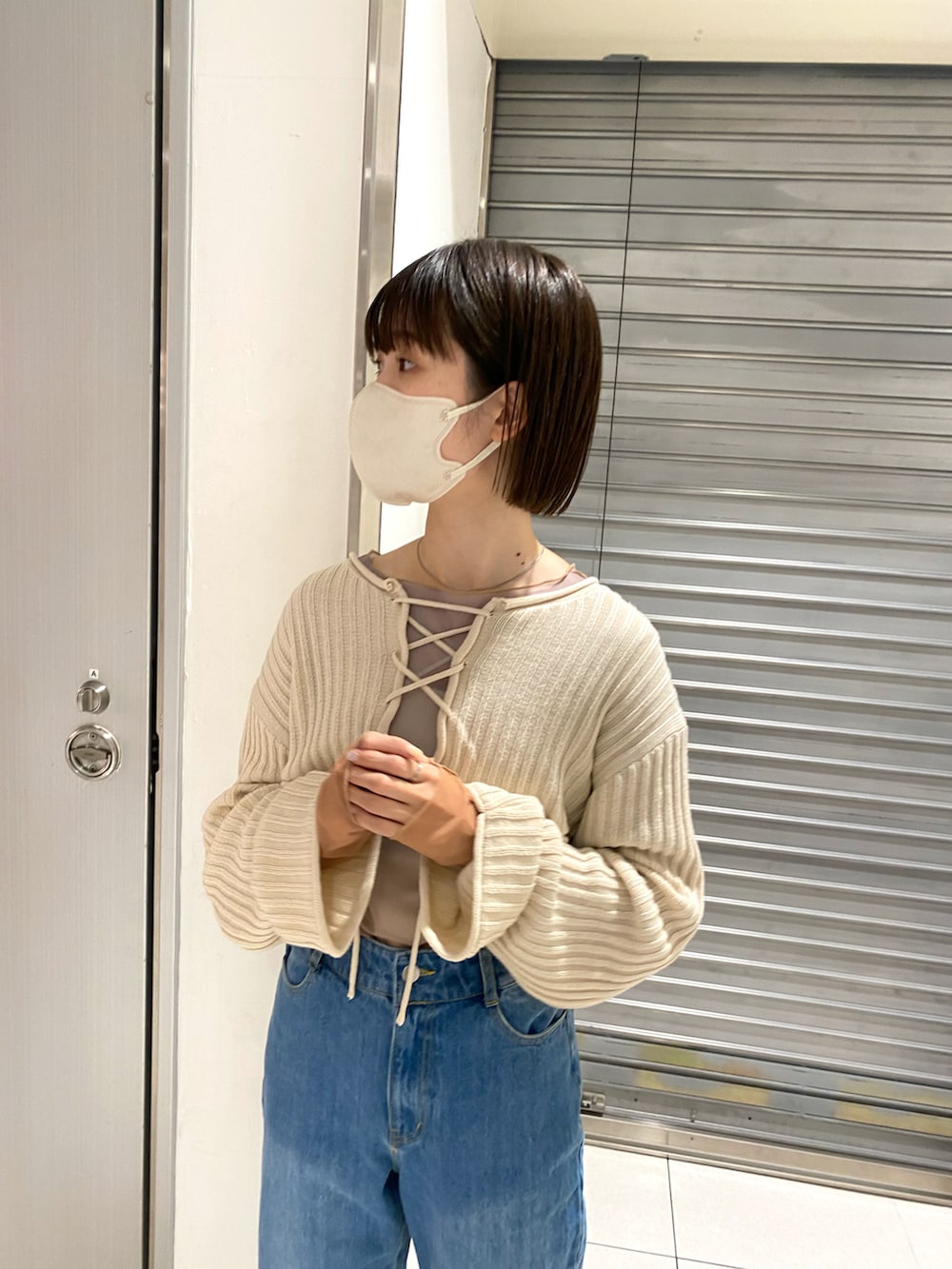 ブルー系のデニムパンツ、ホワイト系のシャツ/ブラウス、ホワイト系のTシャツ/カットソーを着用したレディースの春コーディネートの2枚目の写真