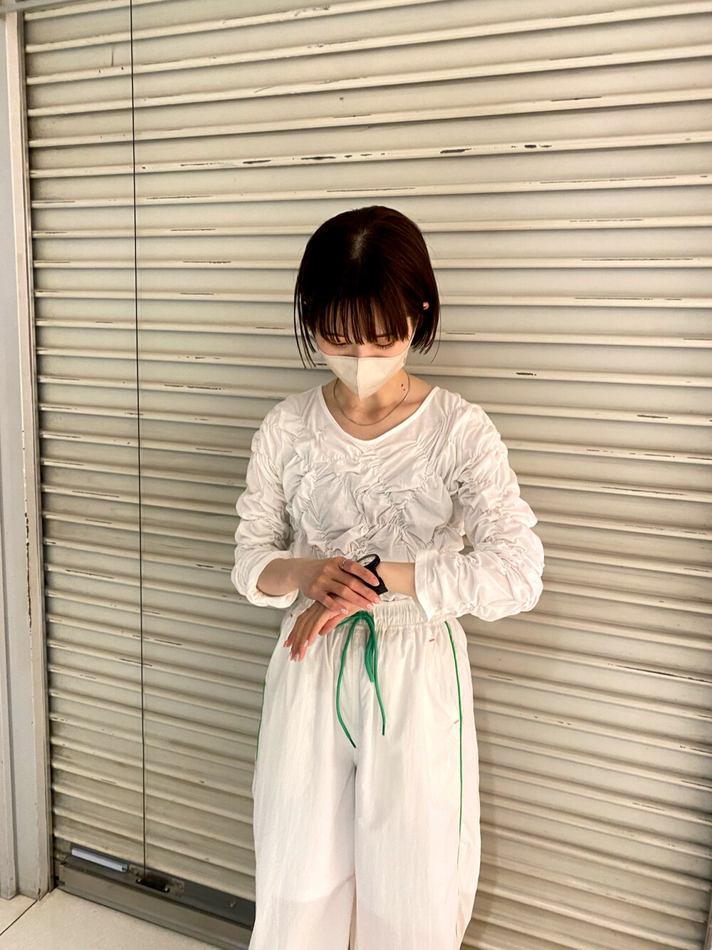 ホワイト系のTシャツ/カットソー、ホワイト系のその他パンツを着用したレディースの春コーディネートの2枚目の写真