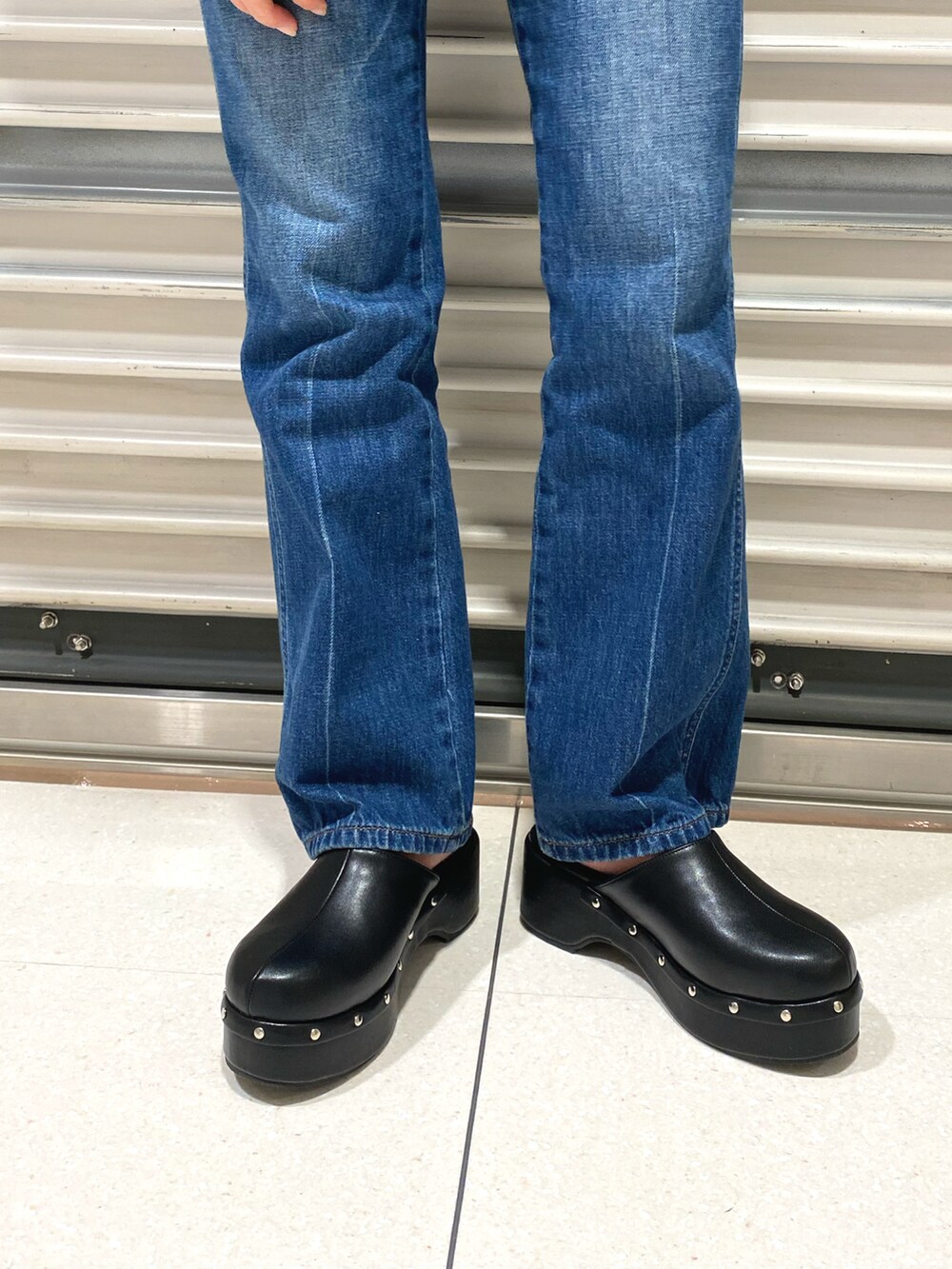 グリーン系のカーディガン/ボレロ、ブルー系のデニムパンツ、ブラック系のサンダルを着用したレディースの冬コーディネートの3枚目の写真