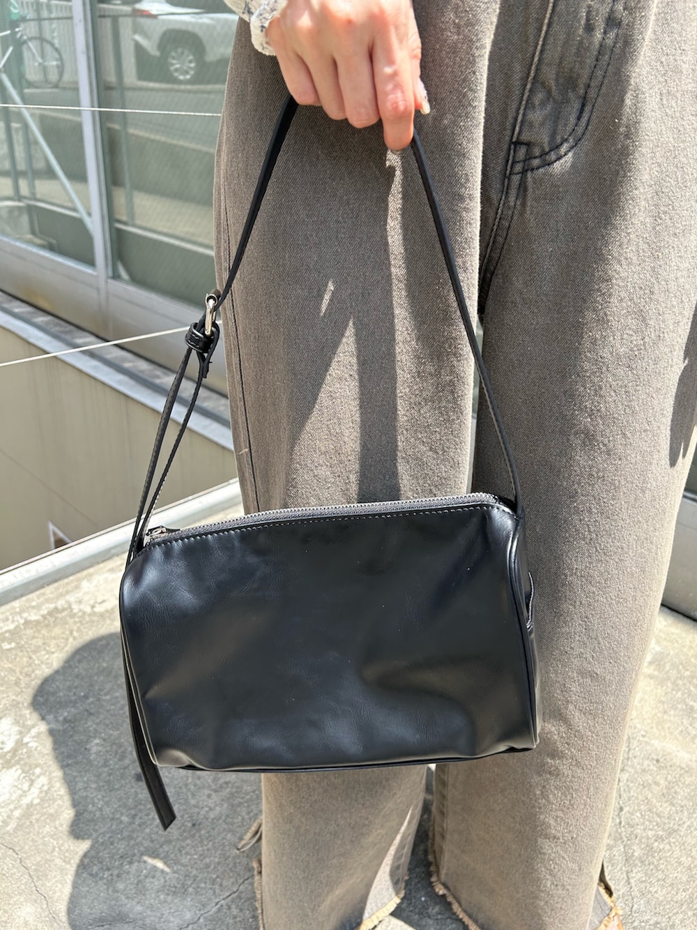 ホワイト系のカーディガン/ボレロ、グレー系のデニムパンツ、ブラック系のショルダーバッグを着用したレディースの夏コーディネートの4枚目の写真