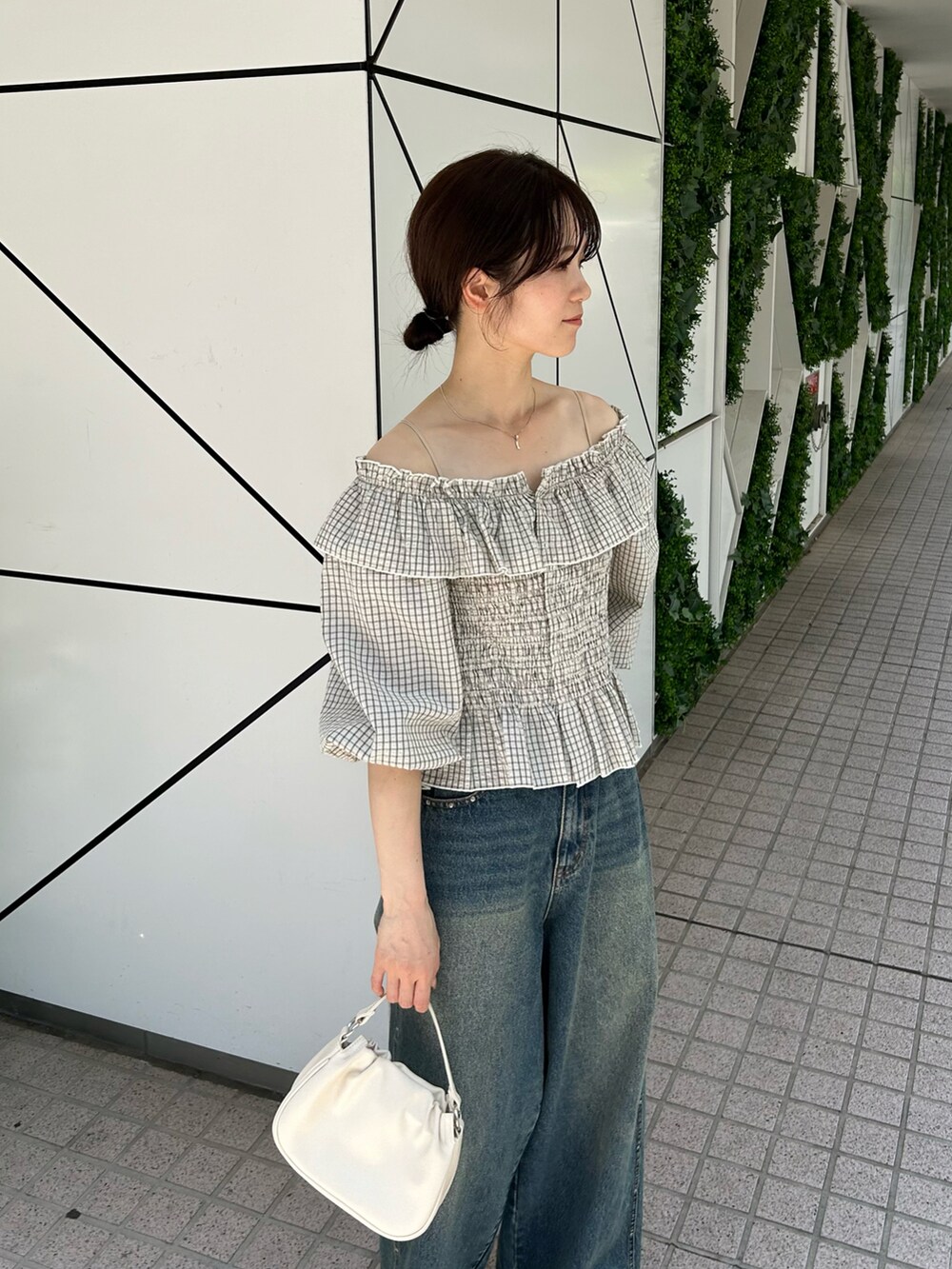 ホワイト系のシャツ/ブラウス、ブルー系のデニムパンツ、ベージュ系のサンダルを着用したレディースの春コーディネートの2枚目の写真