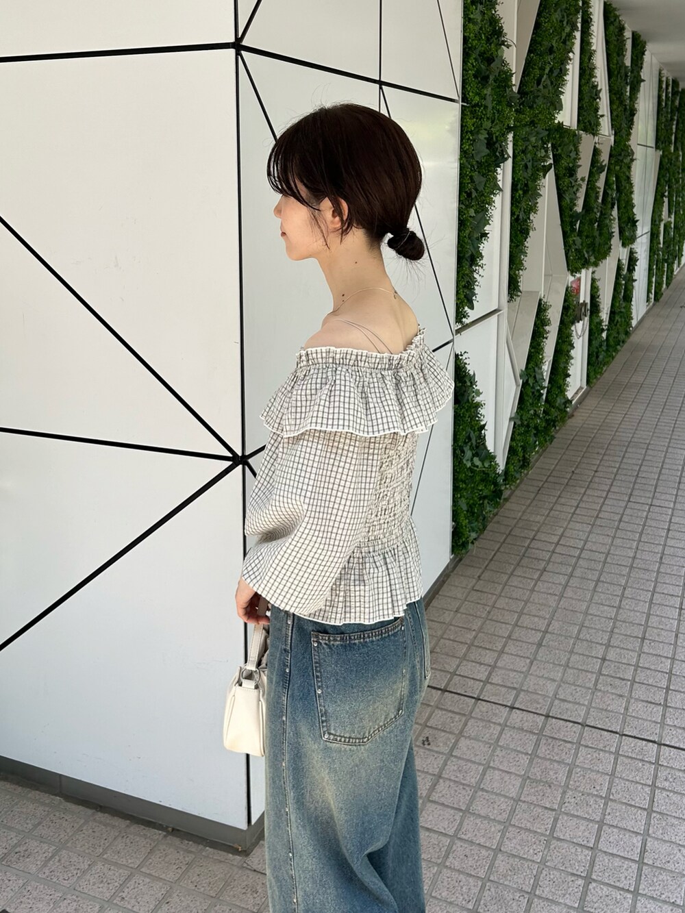 ホワイト系のシャツ/ブラウス、ブルー系のデニムパンツ、ベージュ系のサンダルを着用したレディースの春コーディネートの3枚目の写真