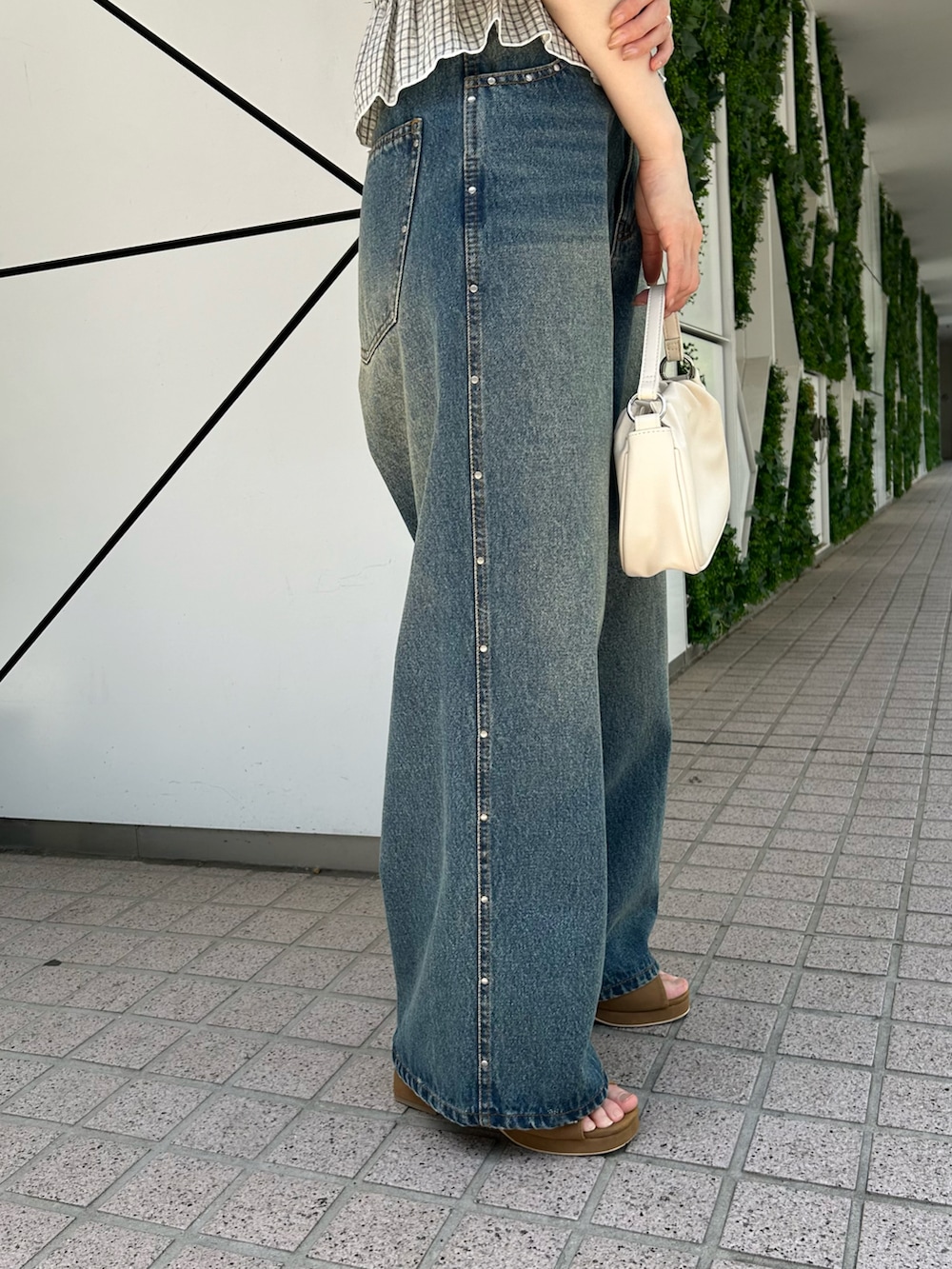 ホワイト系のシャツ/ブラウス、ブルー系のデニムパンツ、ベージュ系のサンダルを着用したレディースの春コーディネートの4枚目の写真