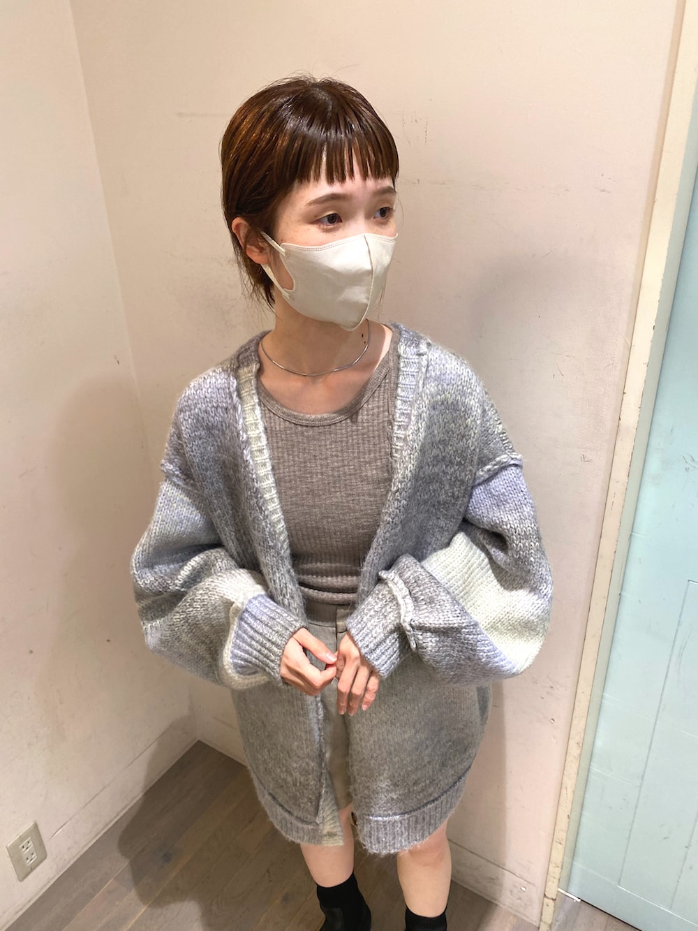 グレー系のカーディガン/ボレロ、ブラック系のブーツ、グレー系のその他パンツを着用したレディースの秋コーディネートの2枚目の写真