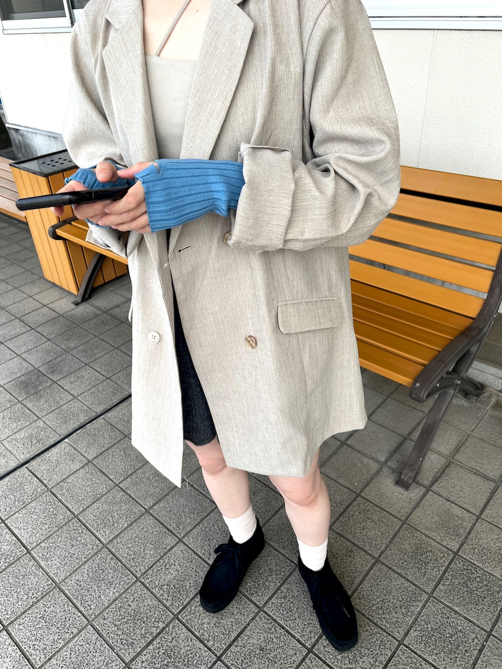 グレー系のテーラードジャケット、ブルー系のアームカバーを着用したレディースの秋コーディネートの2枚目の写真