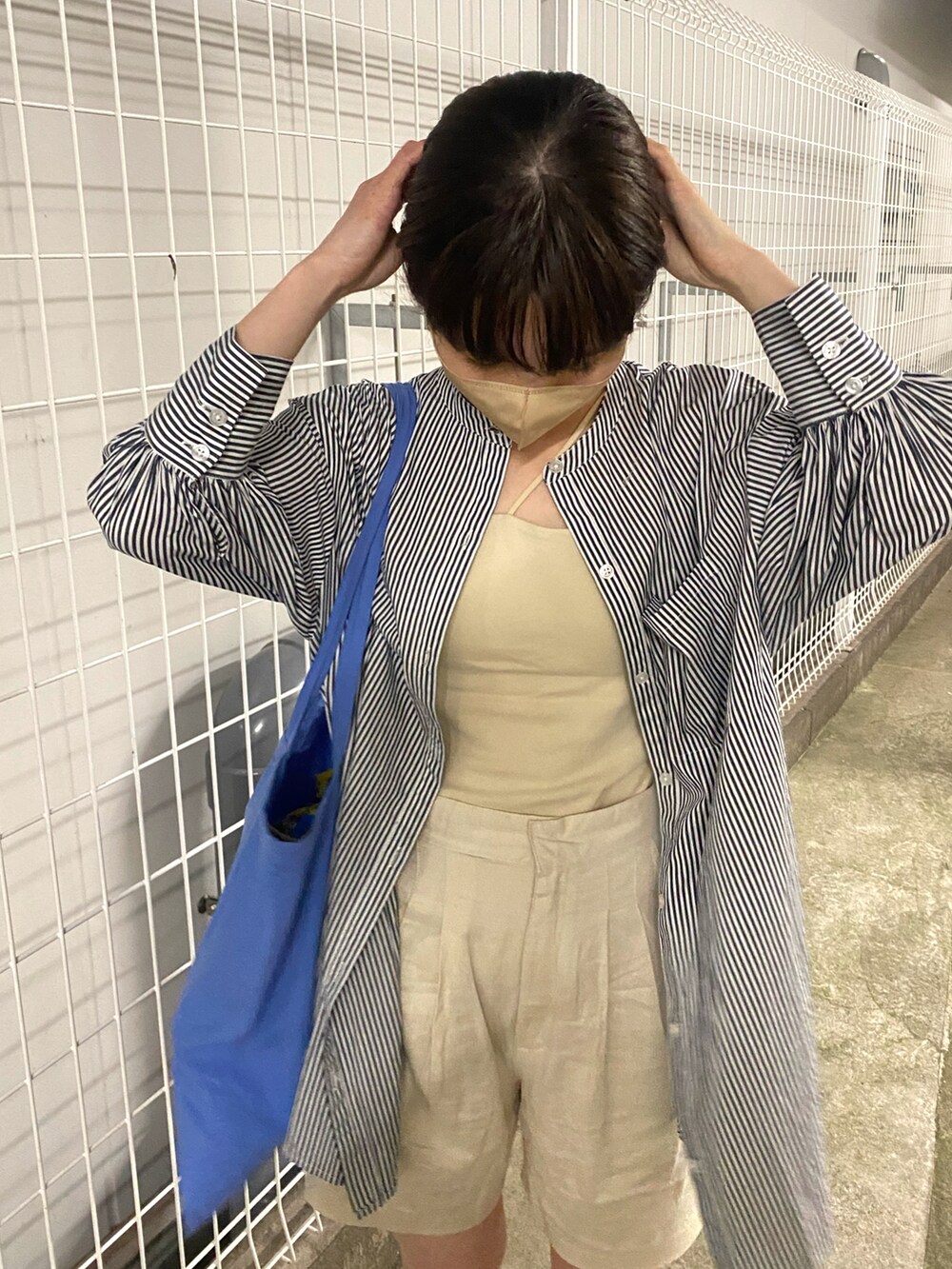 ブルー系のトートバッグ、ブルー系のシャツ/ブラウス、ホワイト系のその他パンツを着用したレディースの夏コーディネートの2枚目の写真