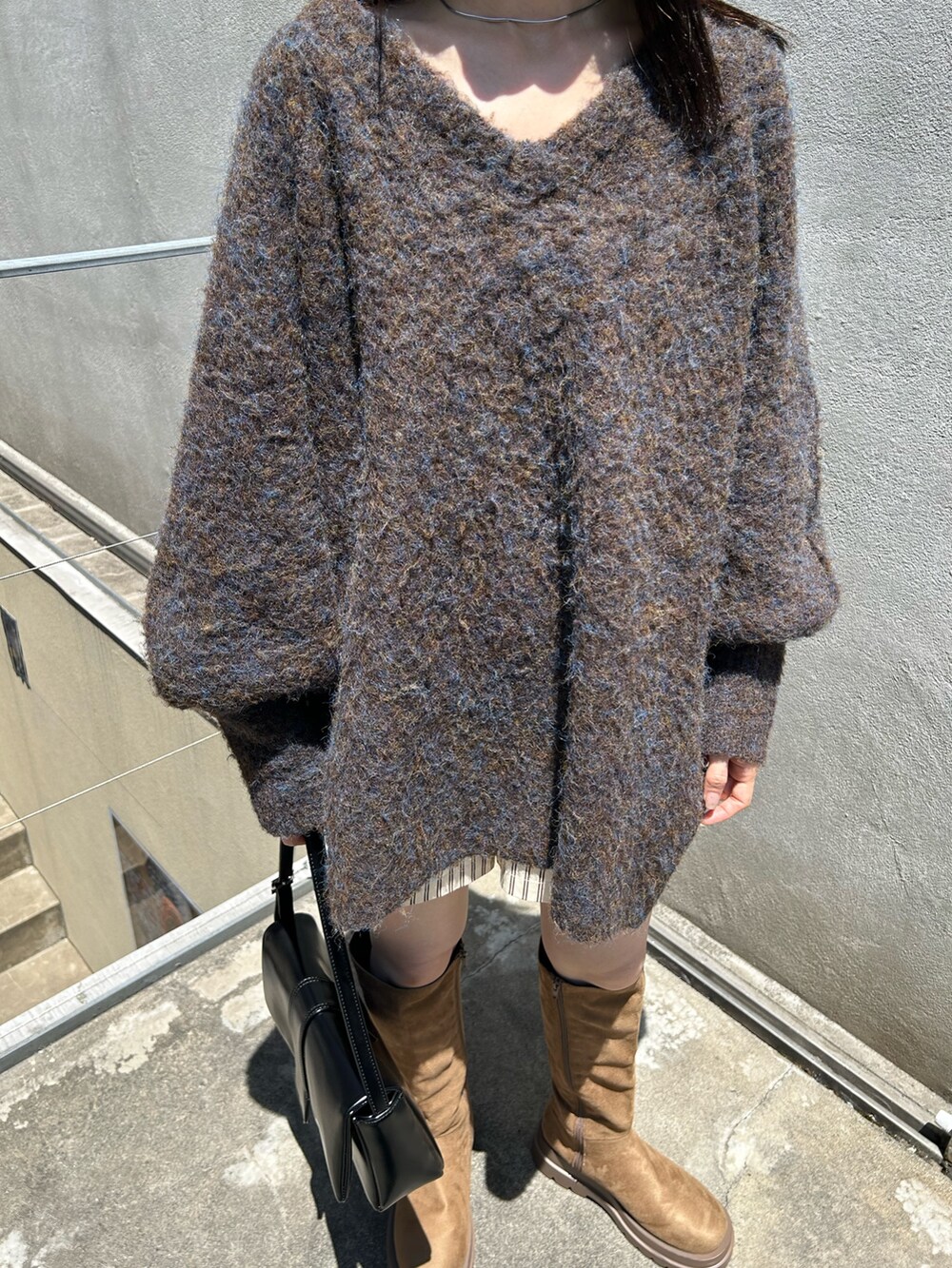 ブラウン系のニット/セーター、ブラック系のトートバッグ、ホワイト系のその他パンツを着用したレディースの夏コーディネートの4枚目の写真