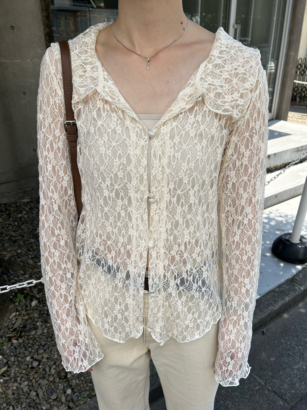 ホワイト系のTシャツ/カットソー、ベージュ系のデニムパンツ、ホワイト系のサンダルを着用したレディースの夏コーディネートの3枚目の写真