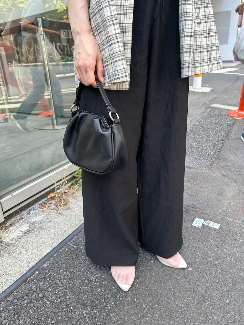 ブラック系のショルダーバッグ、ブラック系のサロペット/オーバーオール、ホワイト系のテーラードジャケットを着用したレディースの夏コーディネートの4枚目の写真