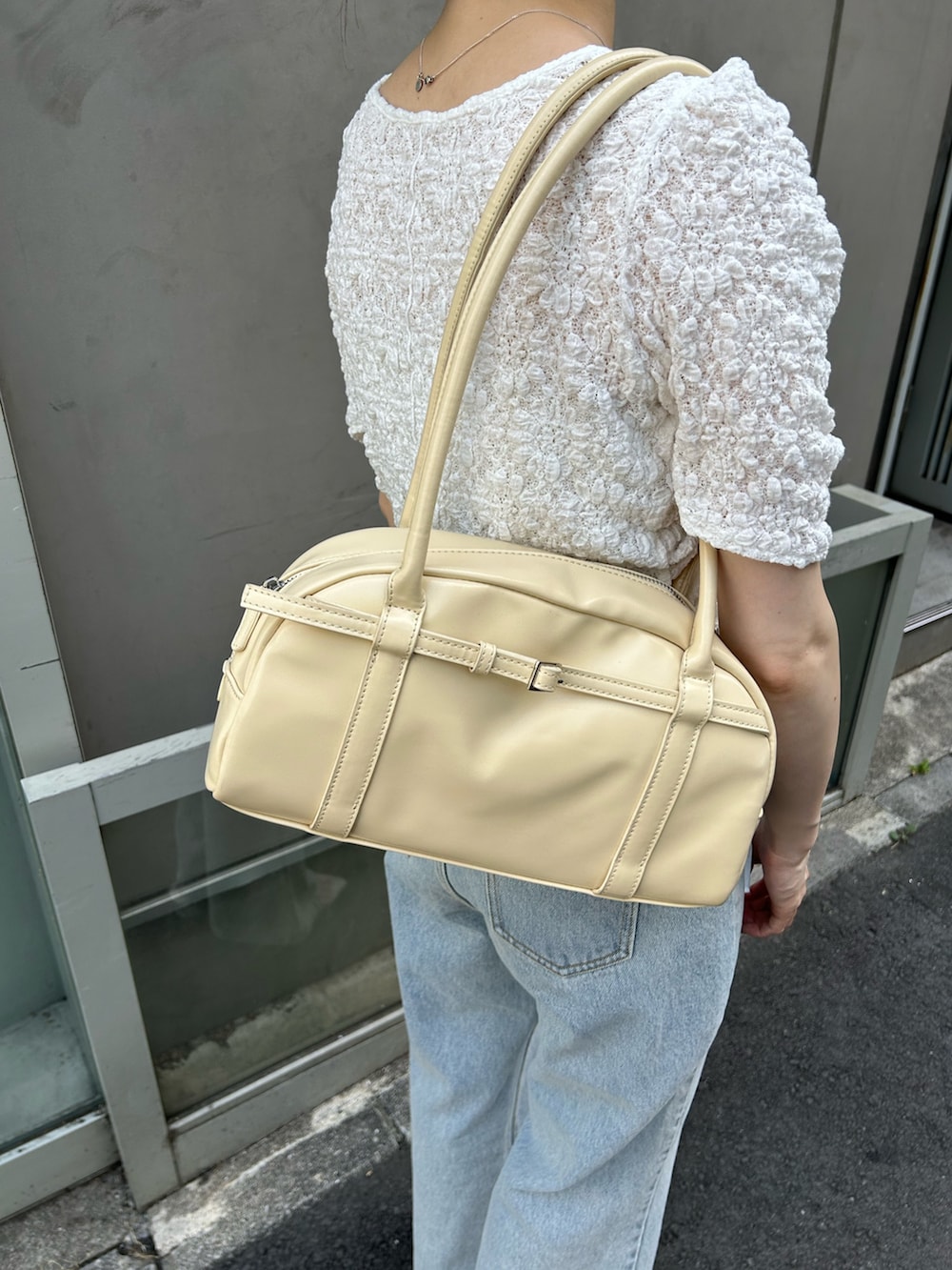 ホワイト系のTシャツ/カットソー、ホワイト系のサンダル、イエロー系のボストンバッグを着用したレディースの夏コーディネートの4枚目の写真